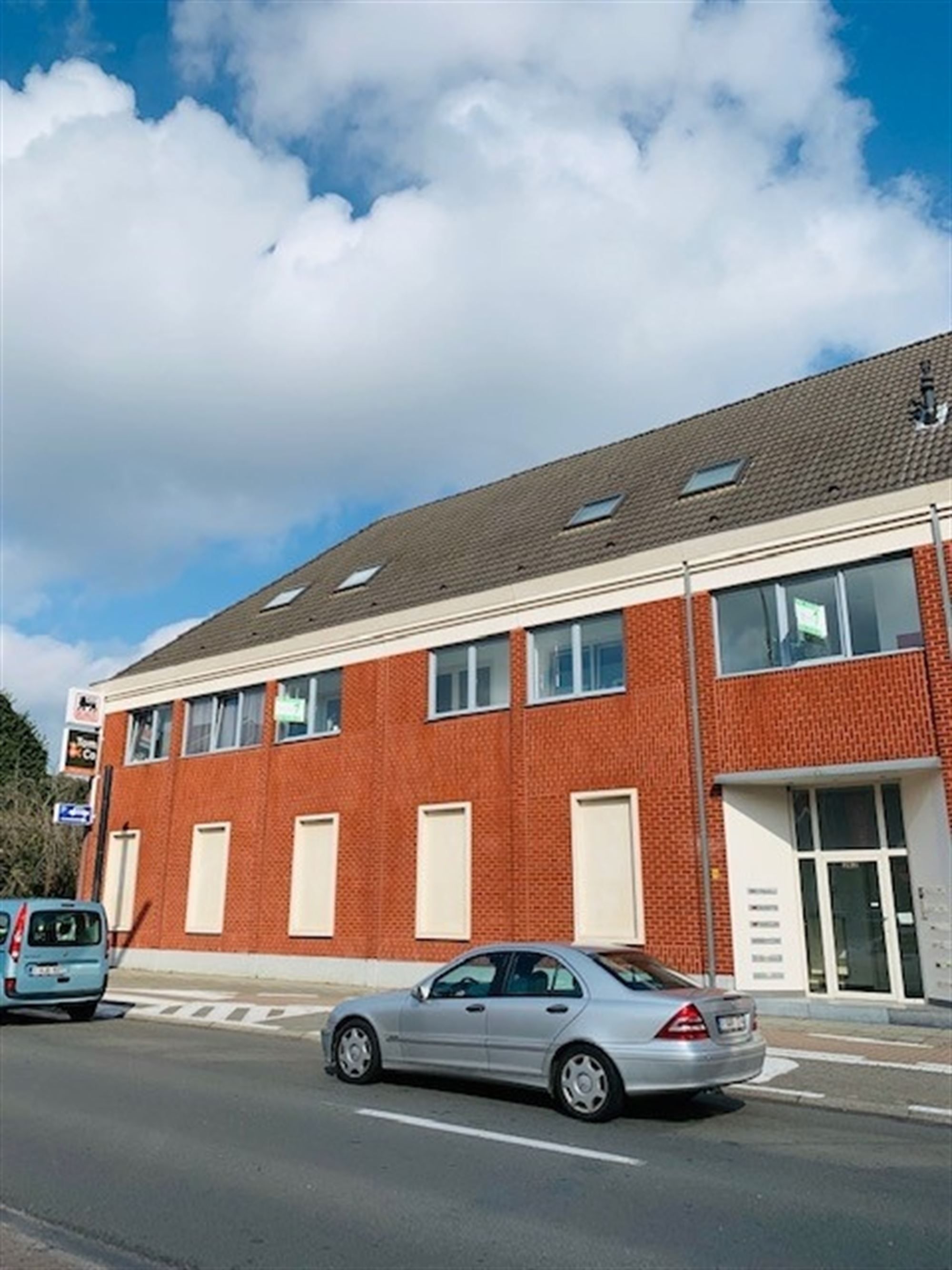 Licht en ruim appartement met groot terras aan de stadsrand van Aalst foto 1