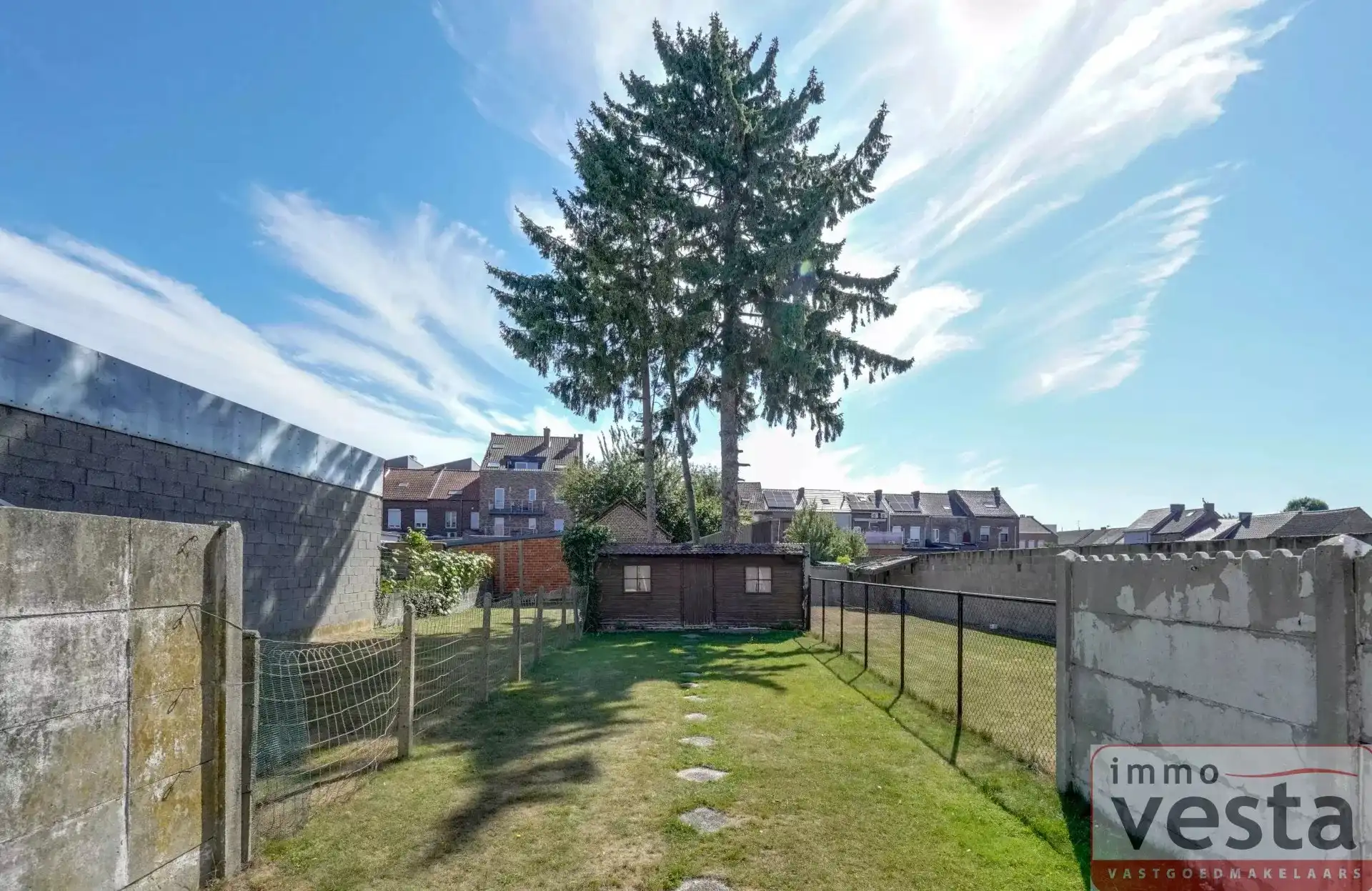 Ruime, te renoveren stadswoning met grote tuin foto 18