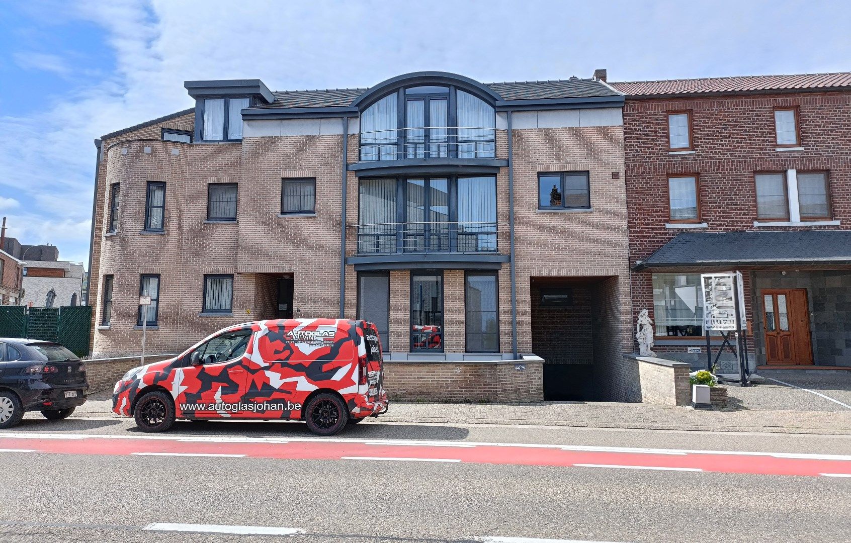 RUIM APPARTEMENT MET AUTOSTAANPLAATS foto {{pictureIndex}}