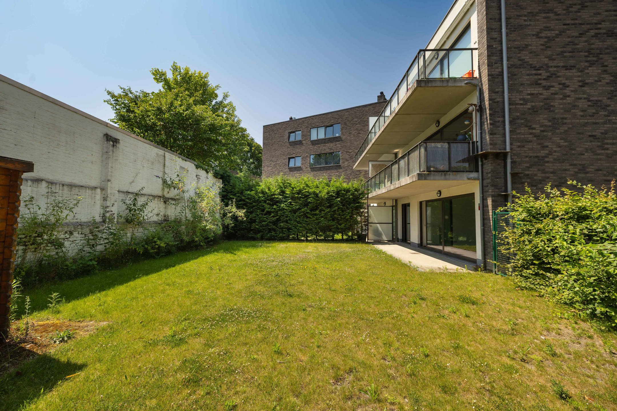 Appartement 3 slaapkamers ± 130 m² + tuin ± 200 m² + parkeerplaats foto 2
