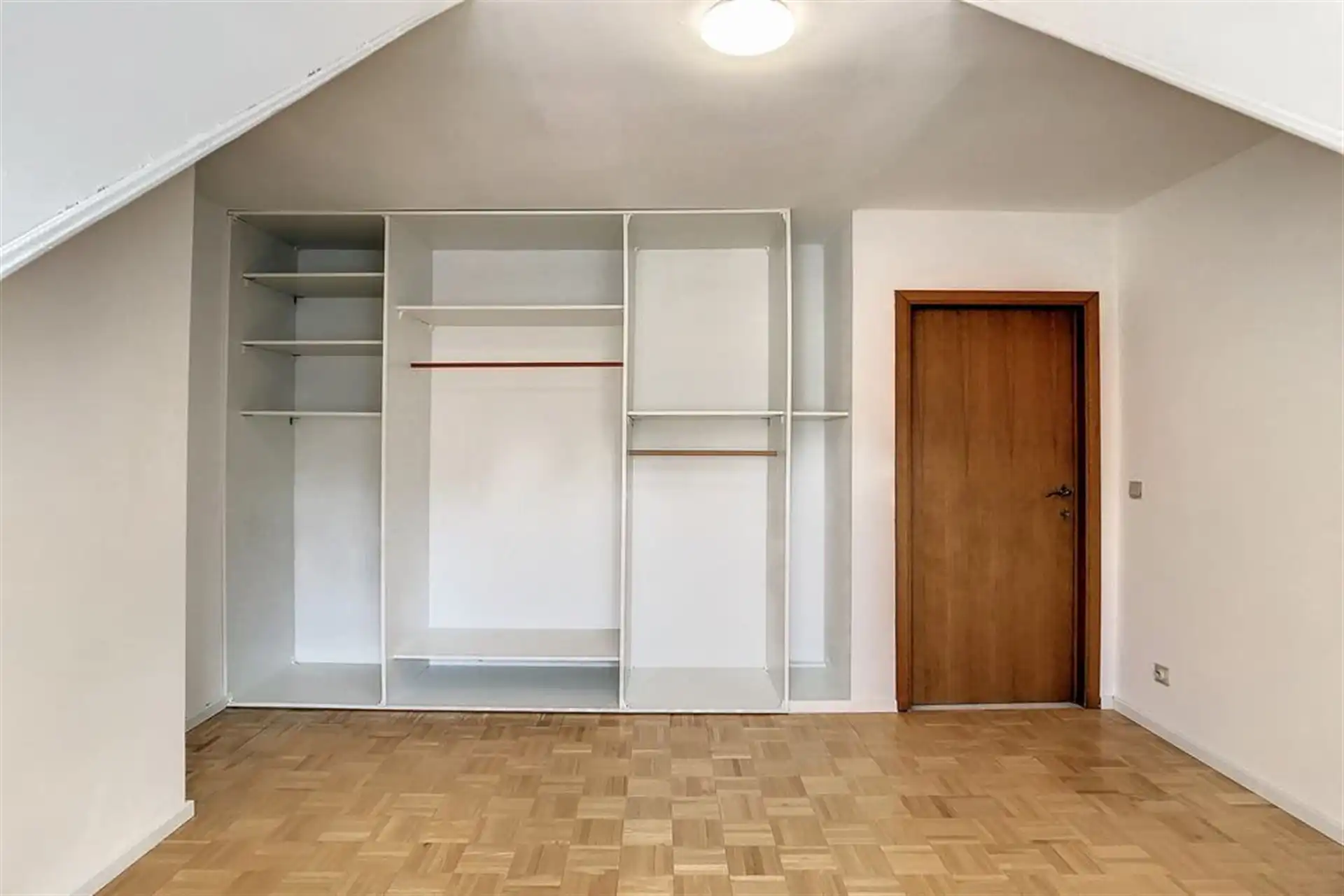 Instapklare half-open bebouwing met 3 slaapkamers en tuin foto 21