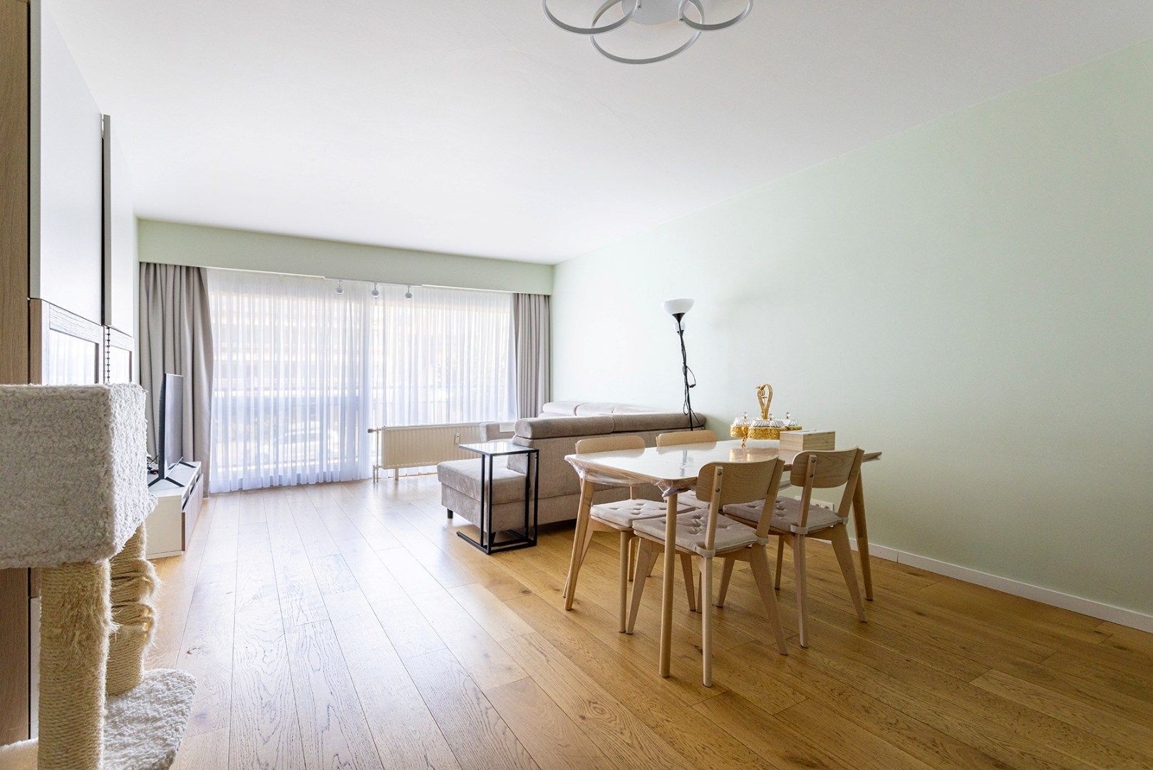 Instapklaar 1 slaapkamer appartement met terras en garagebox! foto 2