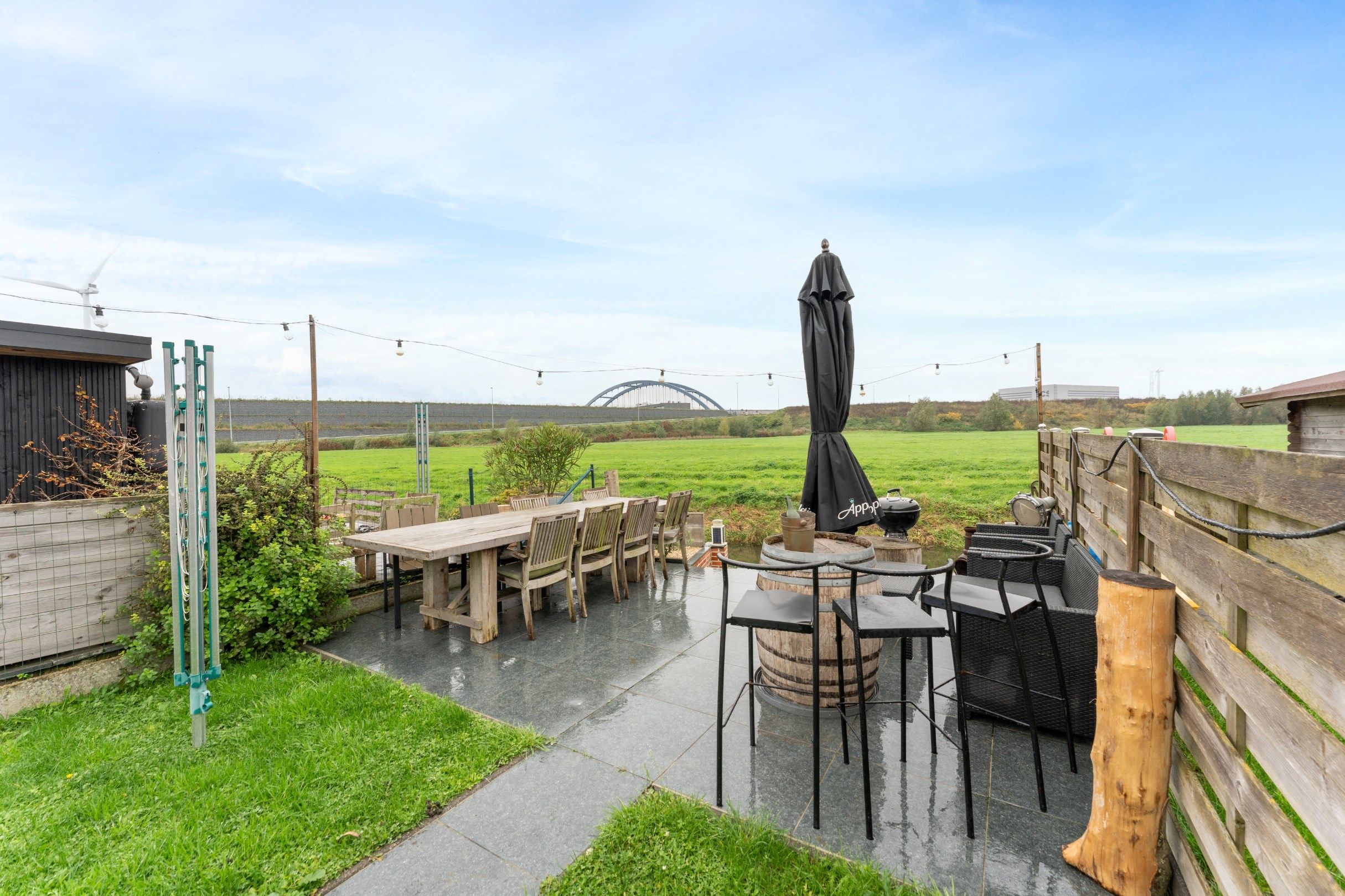 Rijwoning met een fraaie tuin aan het water te Zwankendamme foto 4