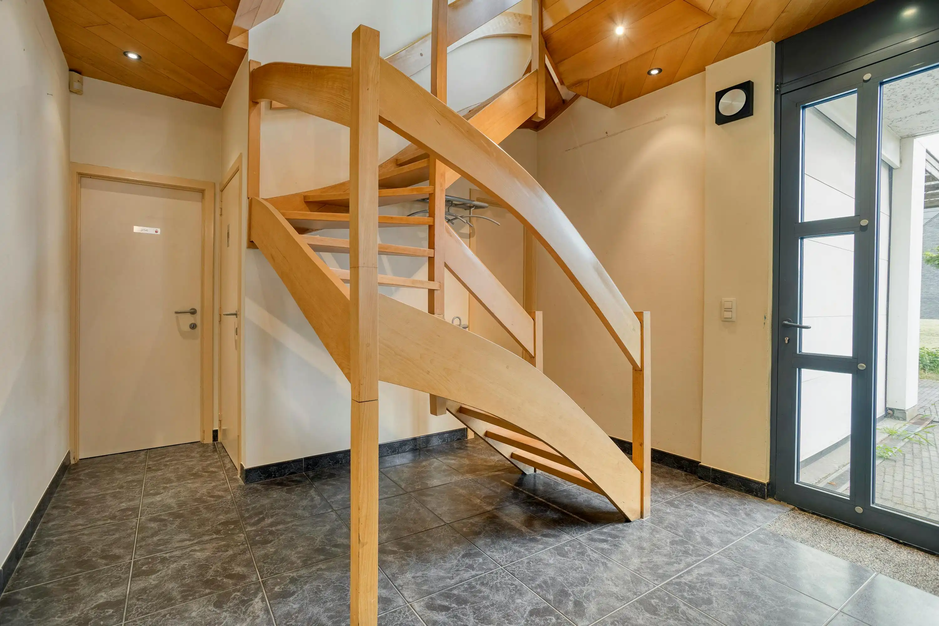 Instapklaar huis met 4 kamers en atelier te koop in Waregem foto 6