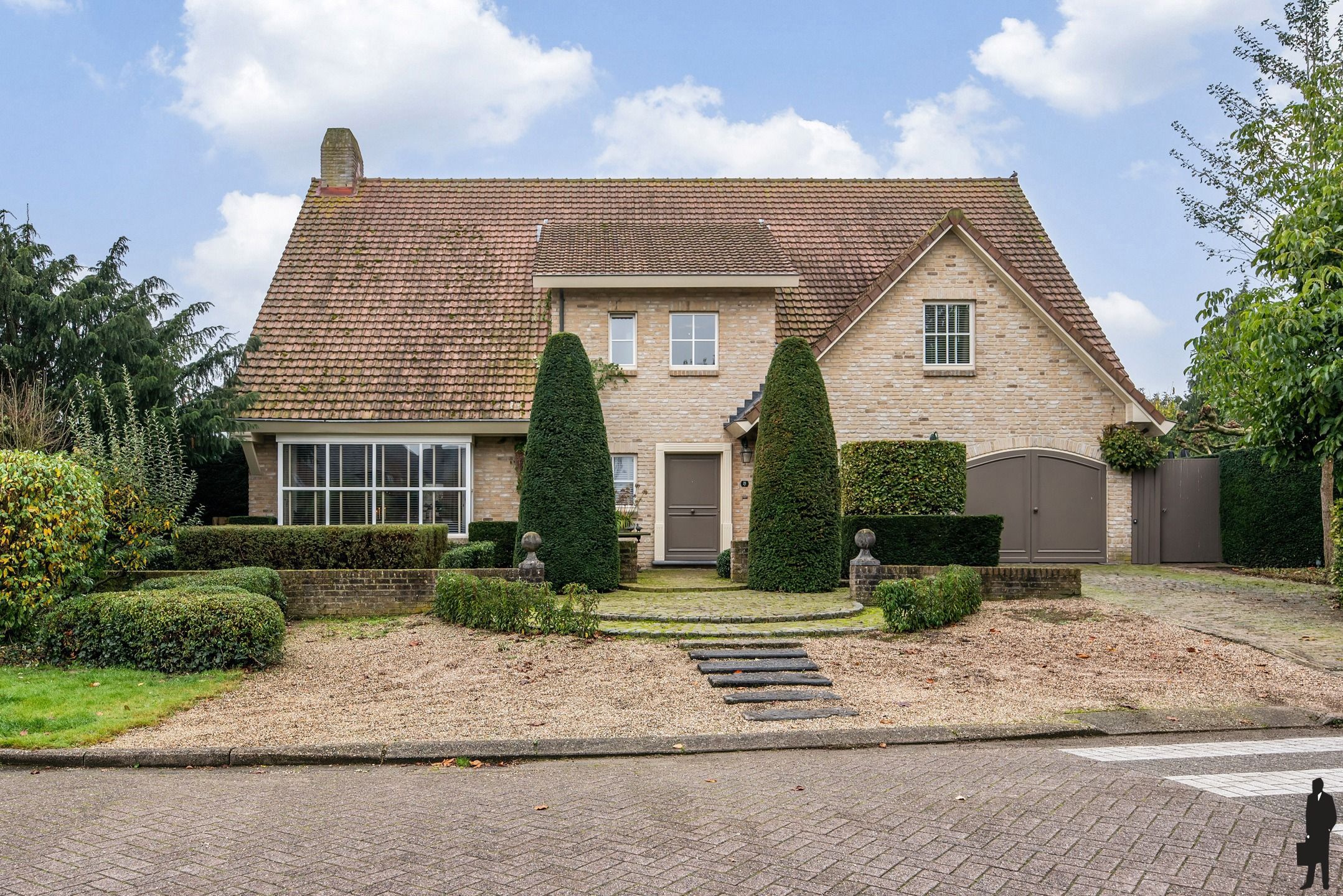 Op absolute topligging vrijstaande woning met buitenzwembad op ca. 967 m²! foto {{pictureIndex}}