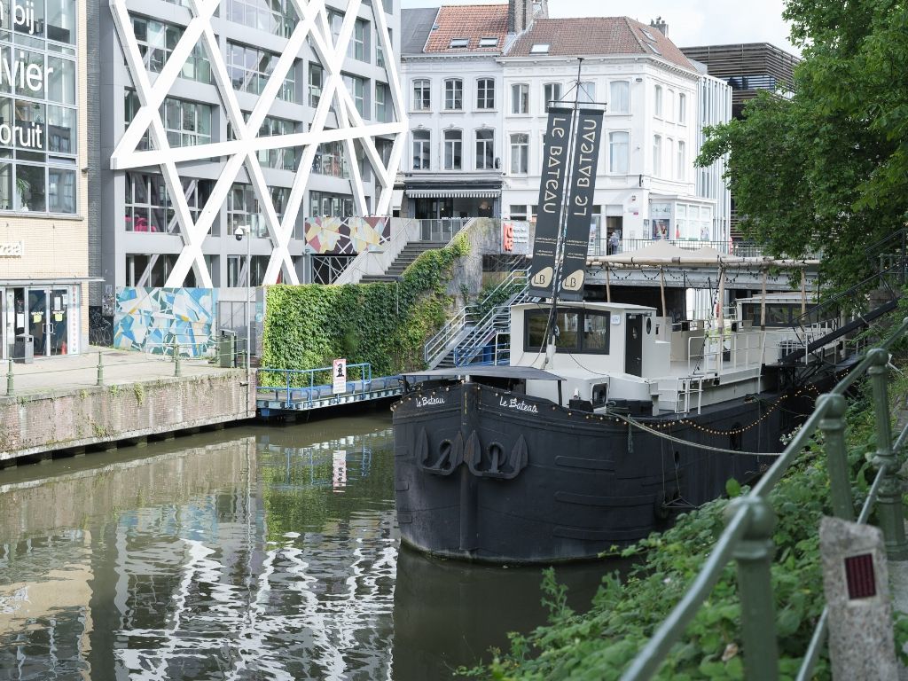 Gegeerde locatie! Lichtrijk en instapklaar appartement met zicht op het water en de Vooruit. foto 13