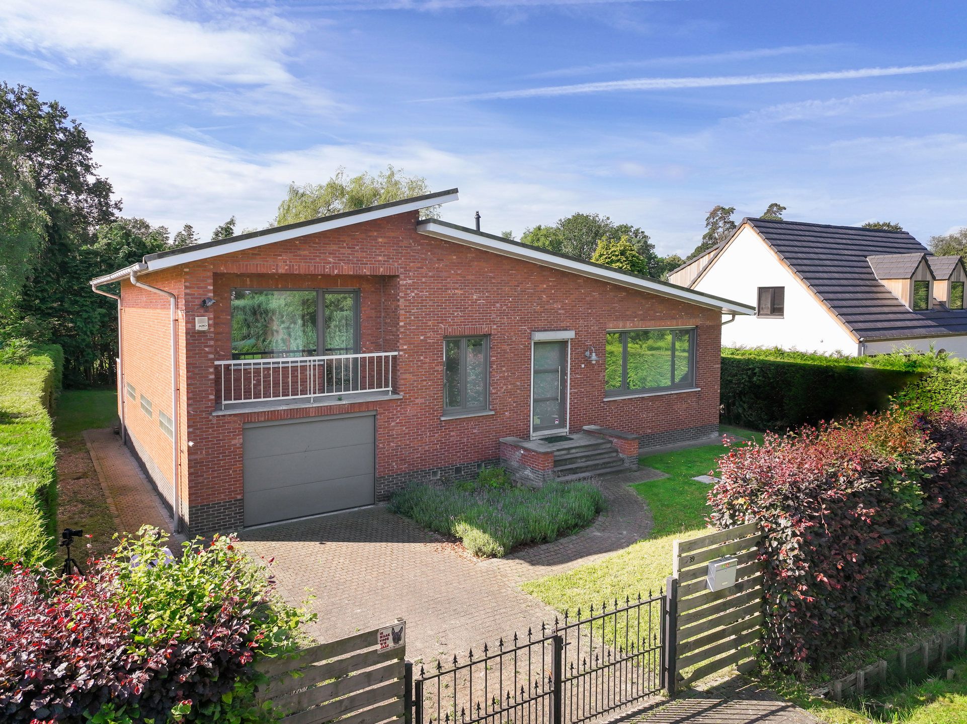 Split level woning in de geliefde "Bloemenwijk" te Halle foto 1