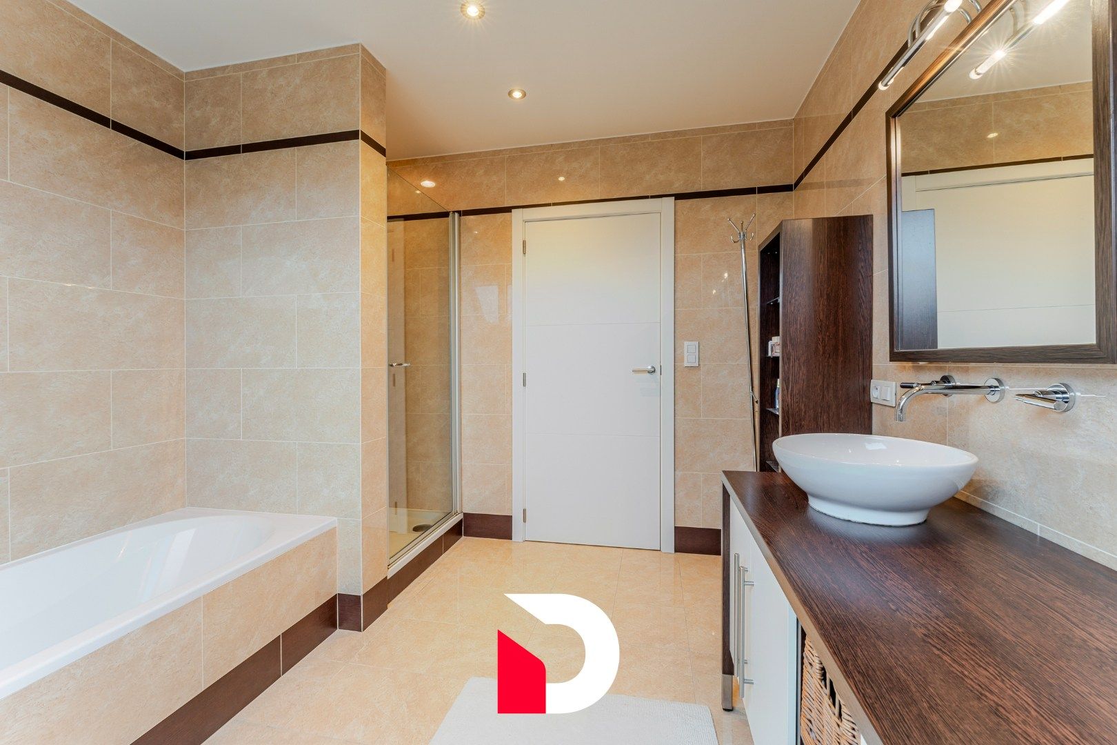 Vrijstaande woning met zwembad op een beheersbaar perceel met 4 slk.'ers  in kindvriendelijke woonwijk. foto 17