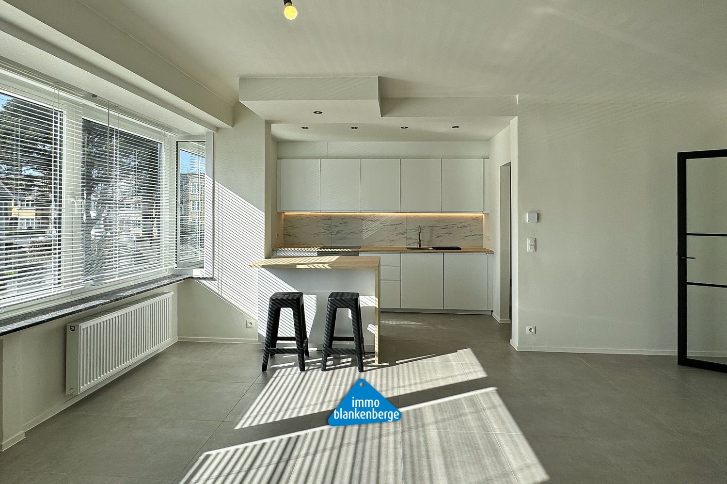 Modern Gerenoveerd Appartement met 2 Slaapkamers foto 3