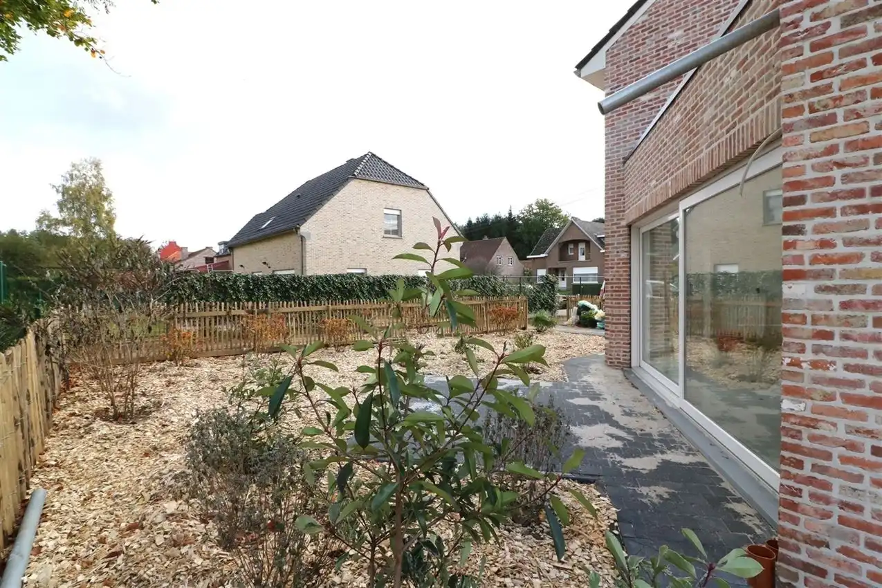 Bosrijk gelegen, vrijstaande woning met 2 slaapkamers foto 3