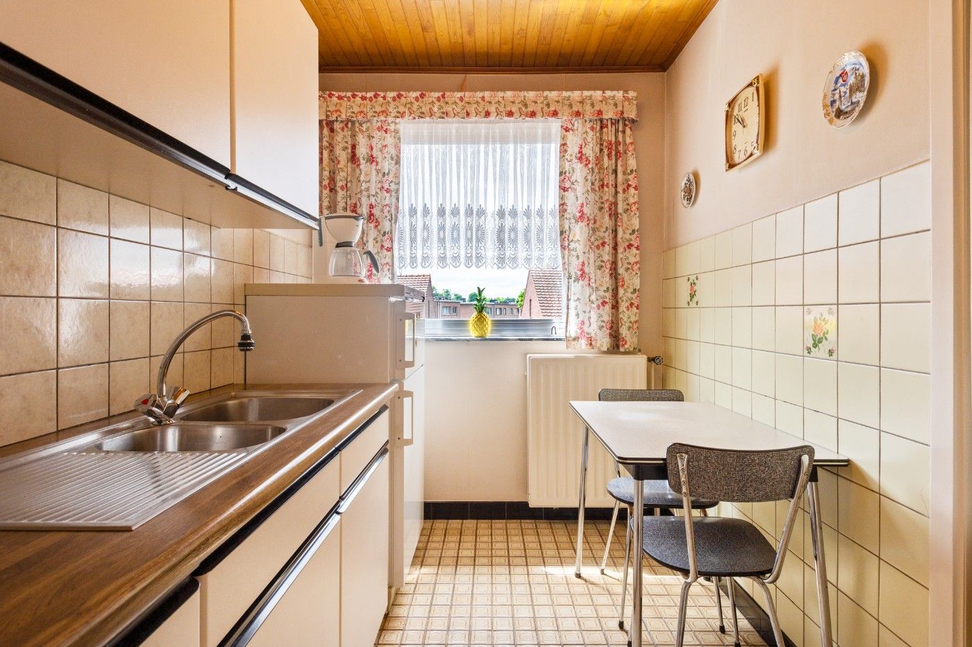 Op te frissen app. op 2e verd. met 2slpk., garage, berging en tuin foto 9