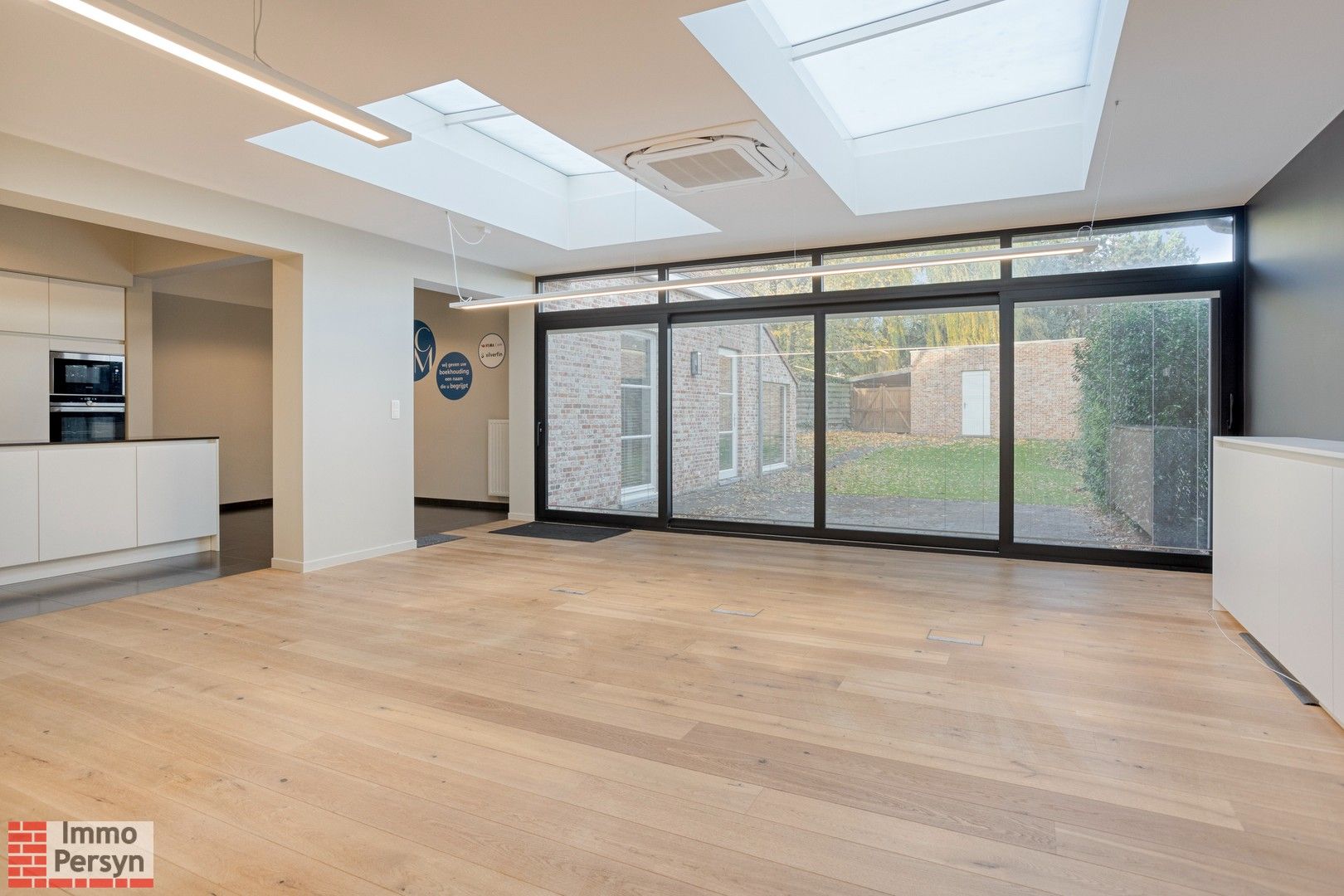 Ruim gelijkvloers appartement met tuin en 2 staanplaatsen. foto 3