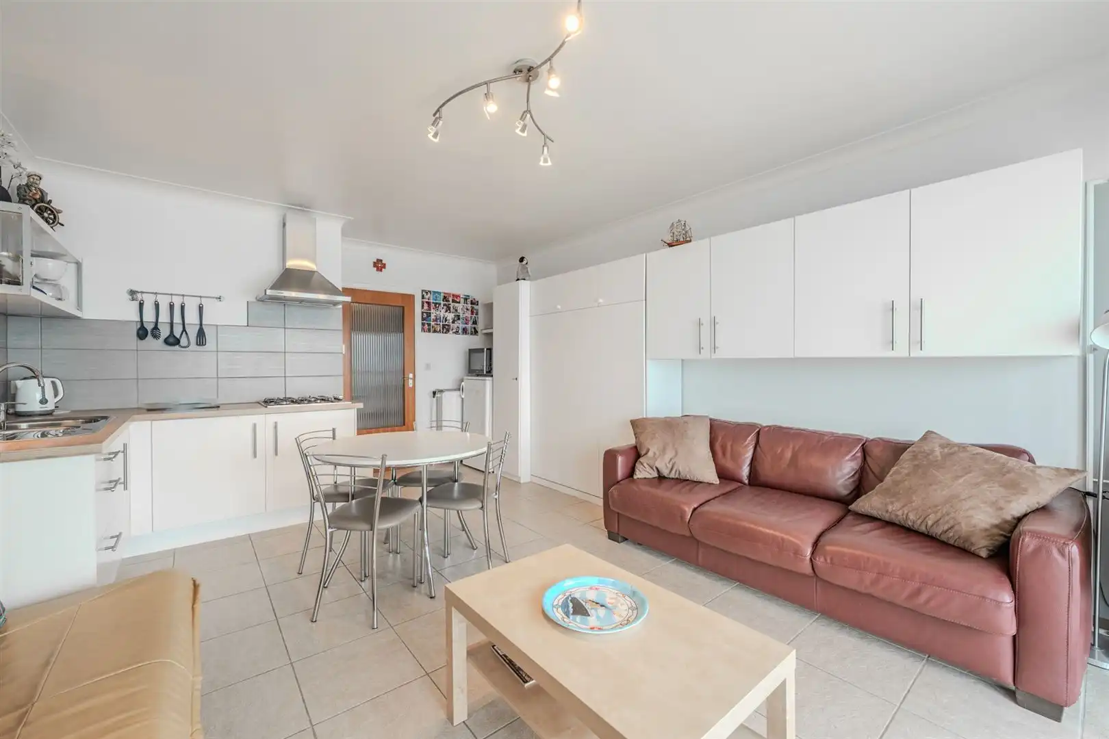 Studio met slaaphoek en frontaal zeezicht foto 8