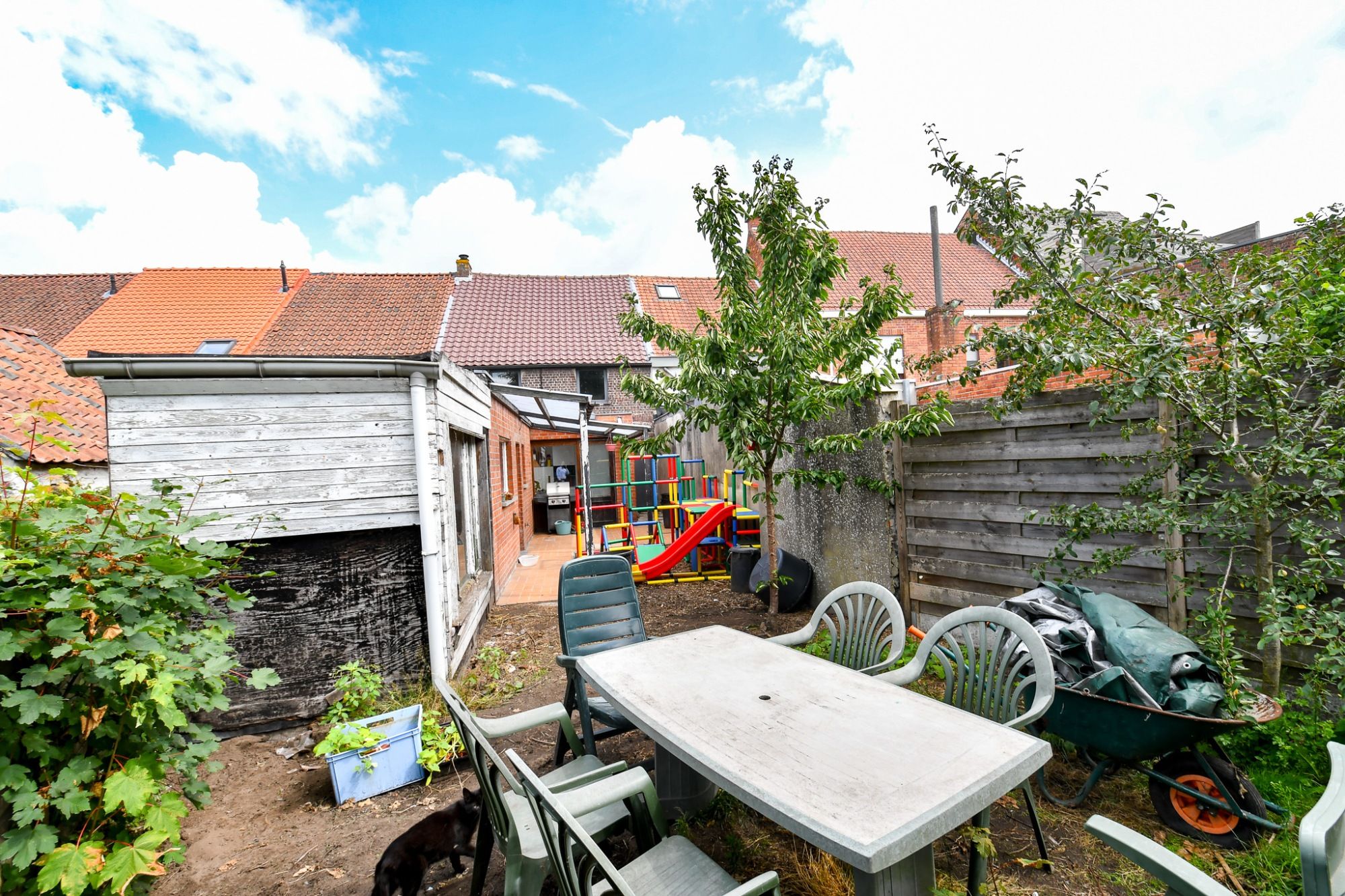 Gezinswoning met 3 slaapkamers, diepe tuin en enorm veel potentieel. foto 15