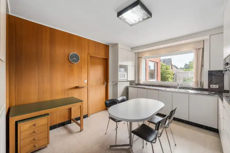 Roeselare. Uitzonderlijke ruime driegevelwoning met 5 slaapkamers en bureel, rustige straat en centraal gelegen. Zuidelijke tuin. Ideaal voor gezinnen / thuiswerkers. foto 7