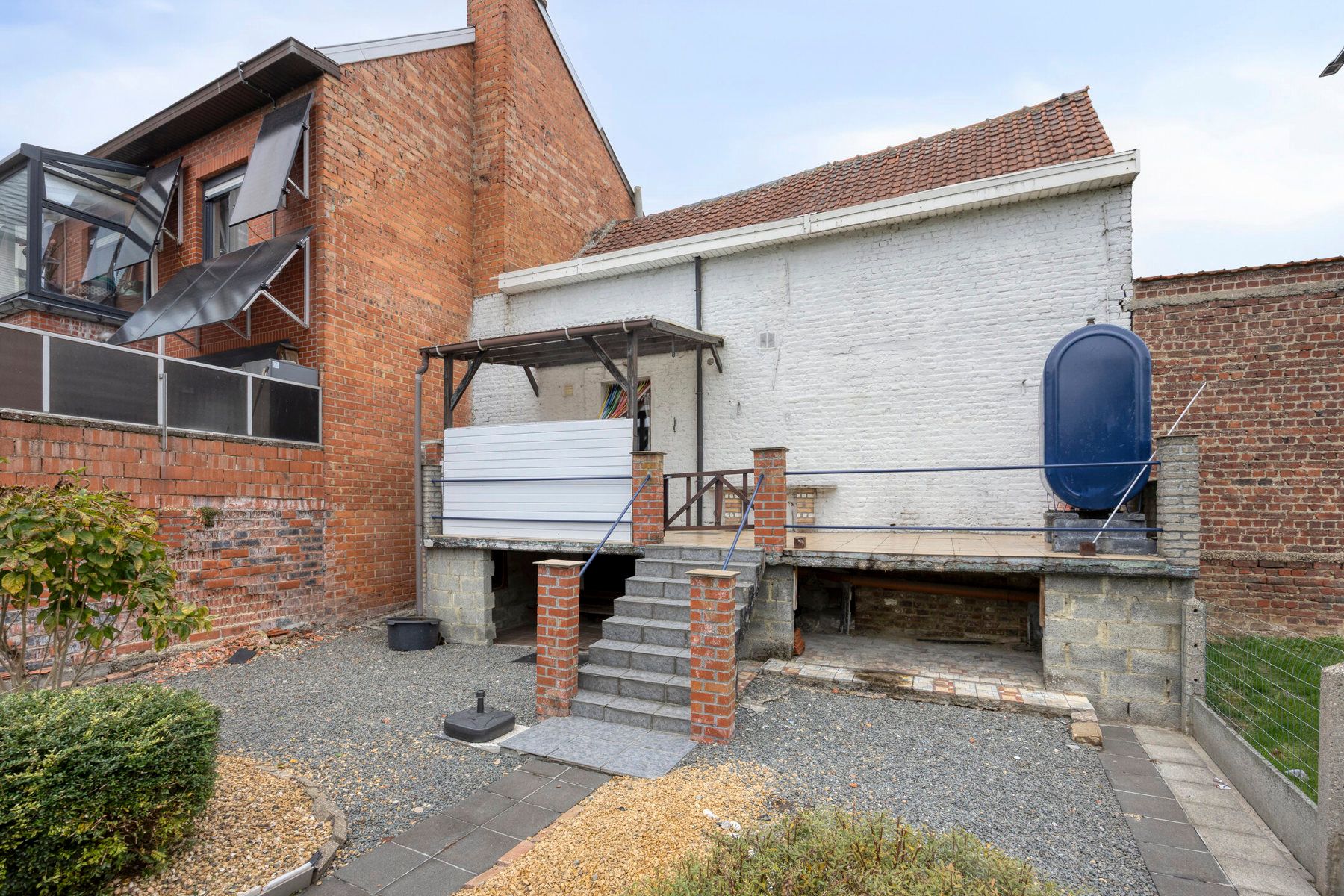 Charmante te renoveren woning met tuin foto 19