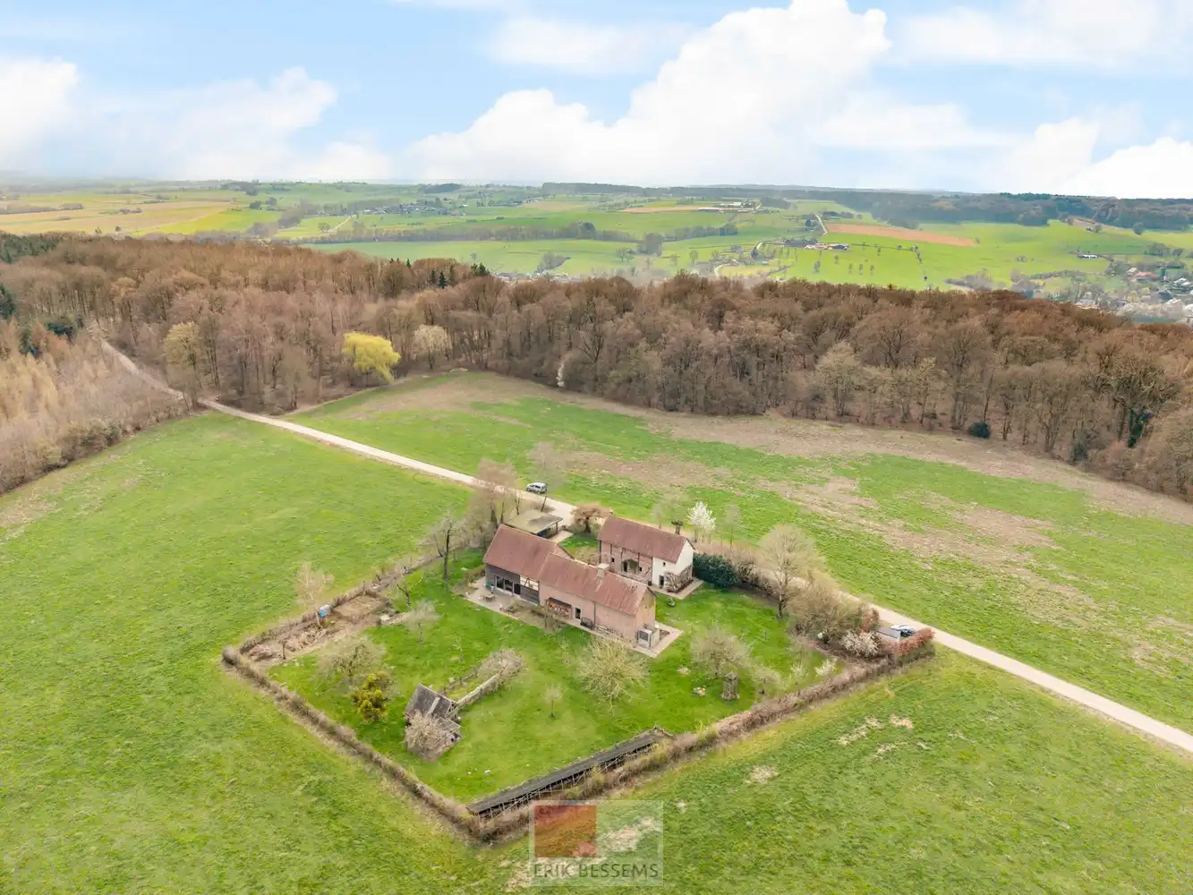 Een zeer karaktervol woonerf van maar liefst 3996 m² met bijzondere uitstraling, bestaande uit een prachtige hoofdwoning (voormalige schuur en stallen) en een charmant vakwerkhuis. foto 2