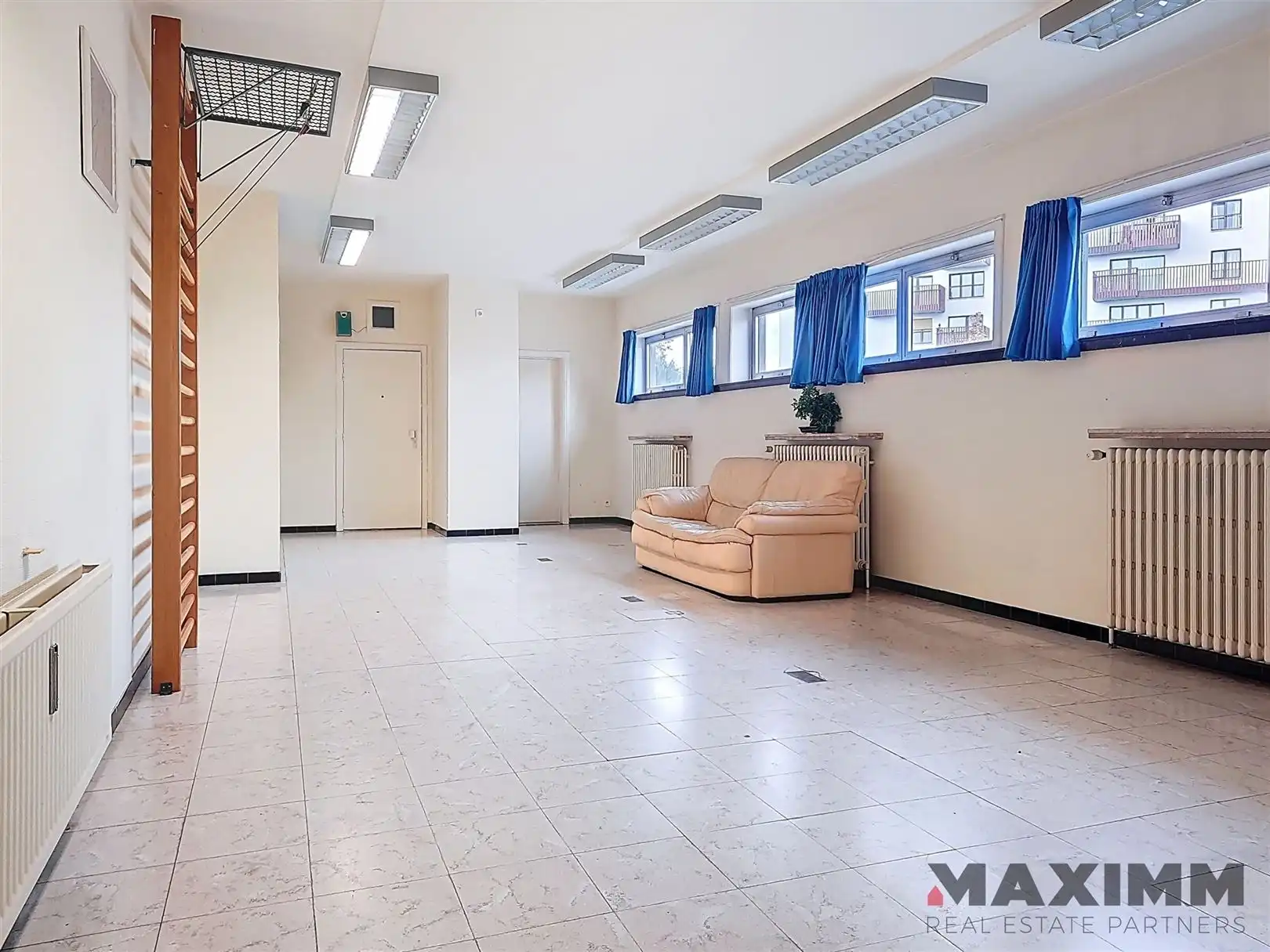 Gelijkvloers hoekpand, volledig onderkelderd op stategische locatie foto 8