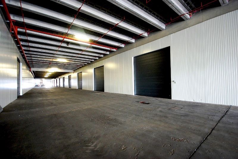 Instapklare OPSLAGRUIMTE (240m²) met hoge, automatische sectionaalpoort (+ codeklavier) op industriezone "Herdersbrug" te Brugge foto {{pictureIndex}}