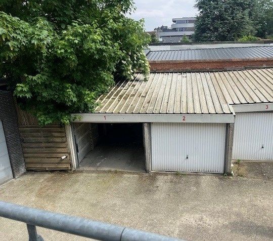 Klassieke afgesloten garagebox  te verdedigingstraat Gent  foto {{pictureIndex}}