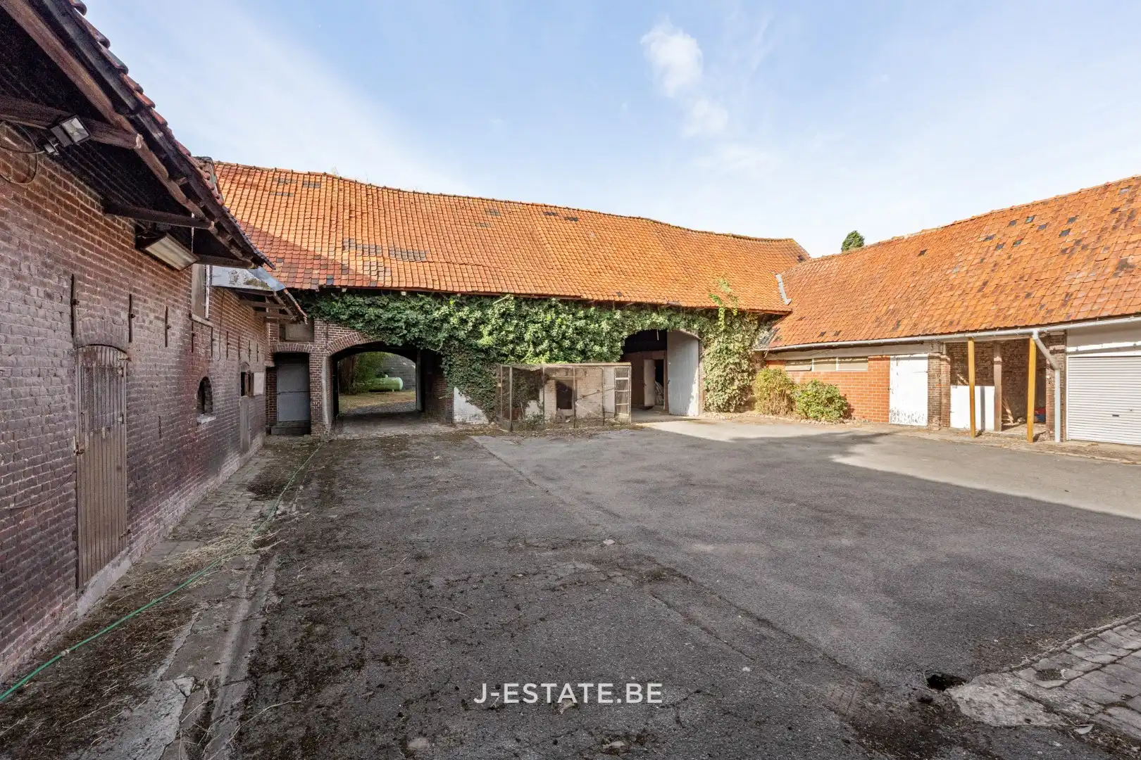 Authentieke vierkantshoeve met binnenplaats, bijgebouwen en prachtig uitzicht foto 10