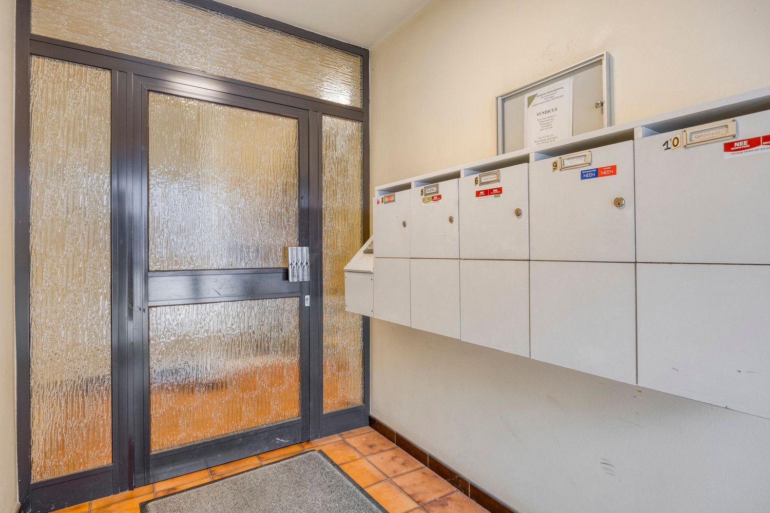 GELIJKVLOERS APPARTEMENT MET 3 SLAAPKAMERS EN INPANDIGE GARAGE TE HALEN! foto 3