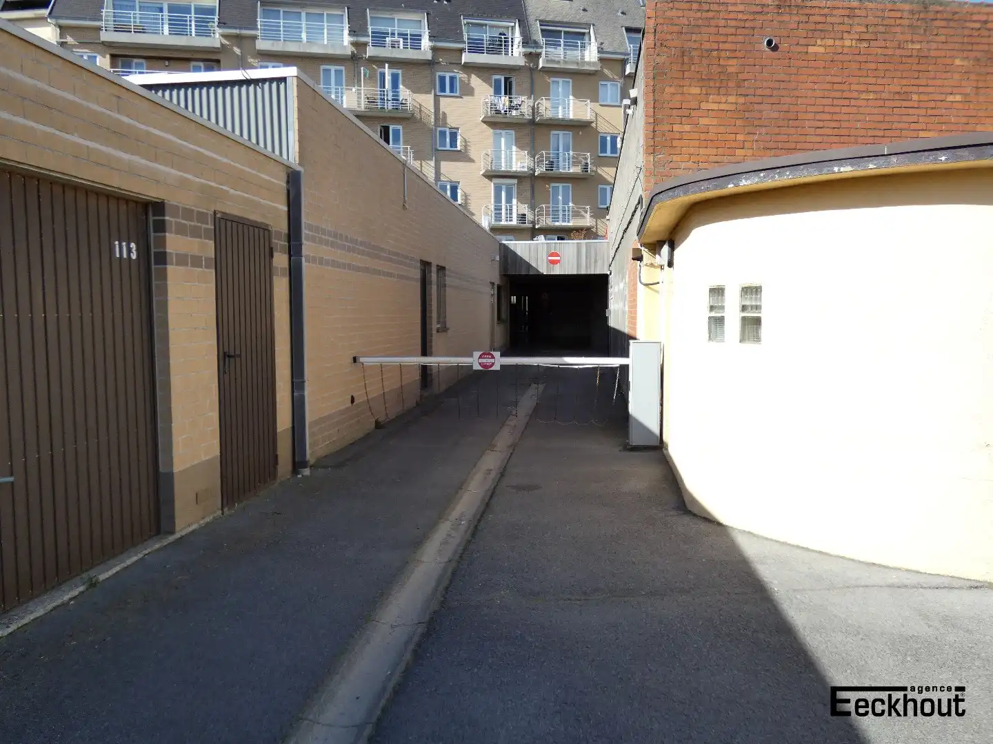 Garagebox met automatische poort dicht bij strand en duinen foto 10