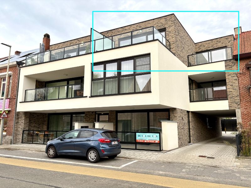 INSTAPKLAAR ENERGIEZUINIG TWEESLAAPKAMER APPARTEMENT, TWEE TERRASSEN EN OVERDEKTE CARPORT foto {{pictureIndex}}