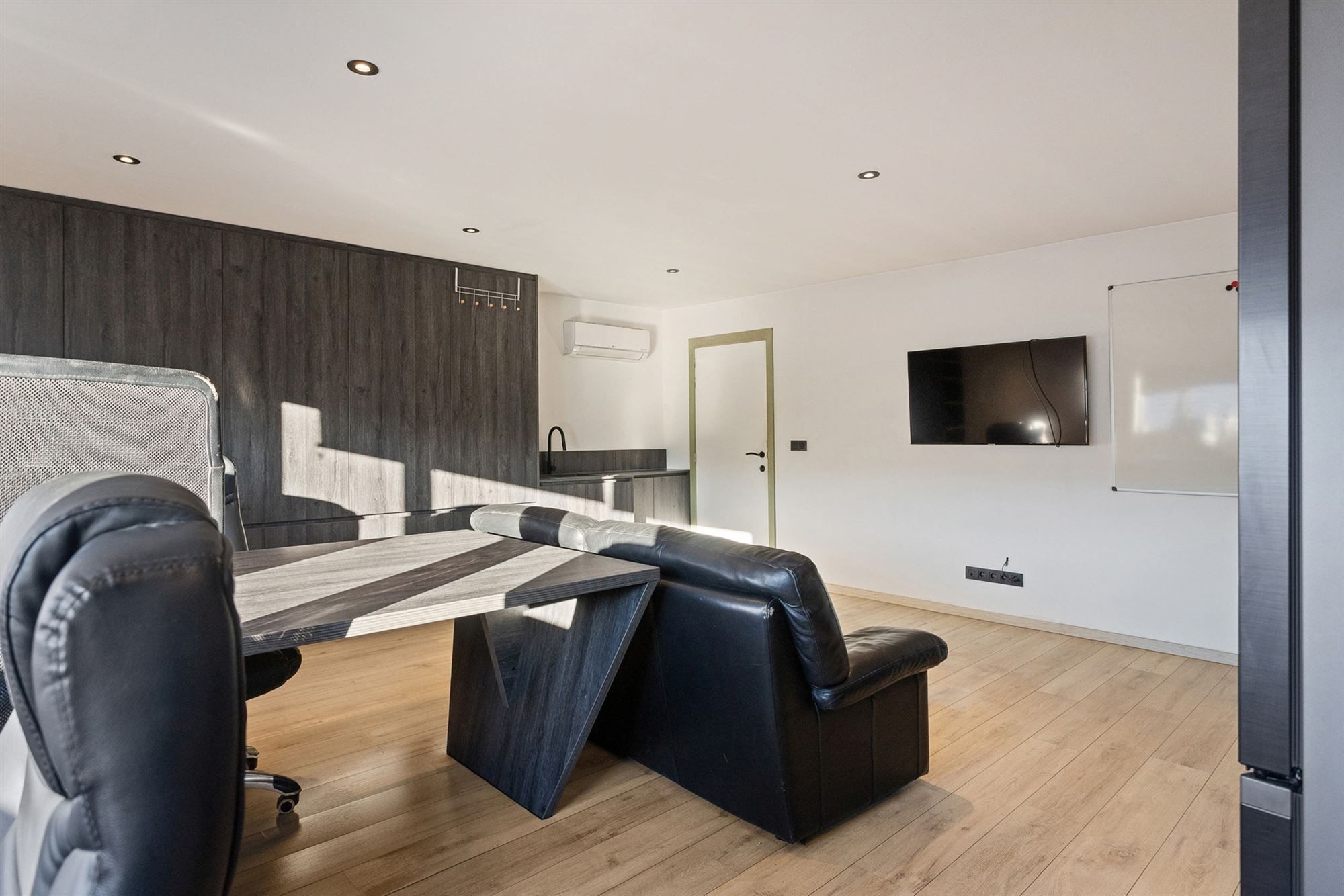 KMO-UNIT VAN 207 M2 MET BUREEL VAN 35M2 OP UITERST CENTRALE EN SNEL TOEGANKELIJKE LOCATIE TE HAM foto 14