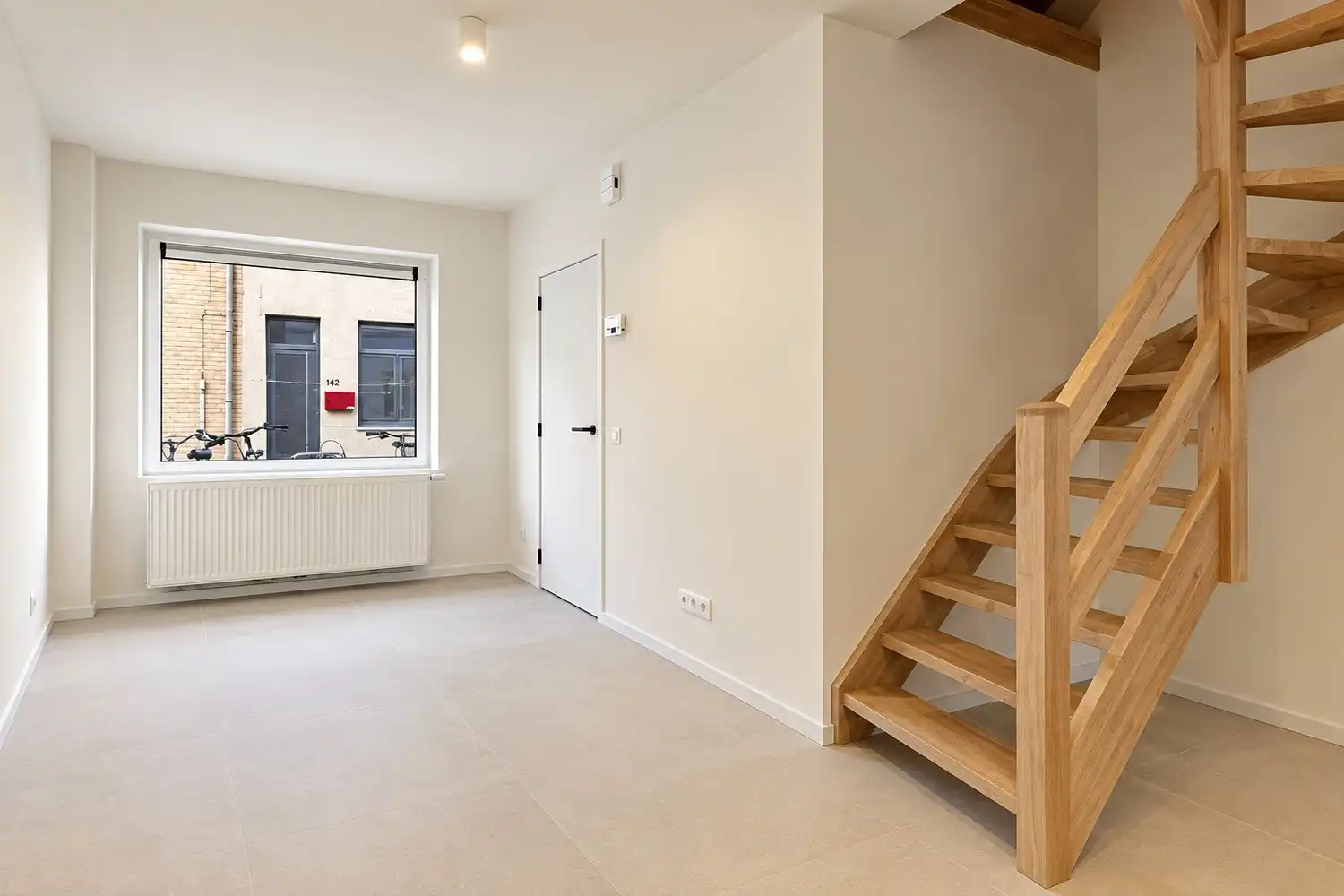 Charmante vernieuwbouwwoning met 3 slaapkamers en koer foto 2