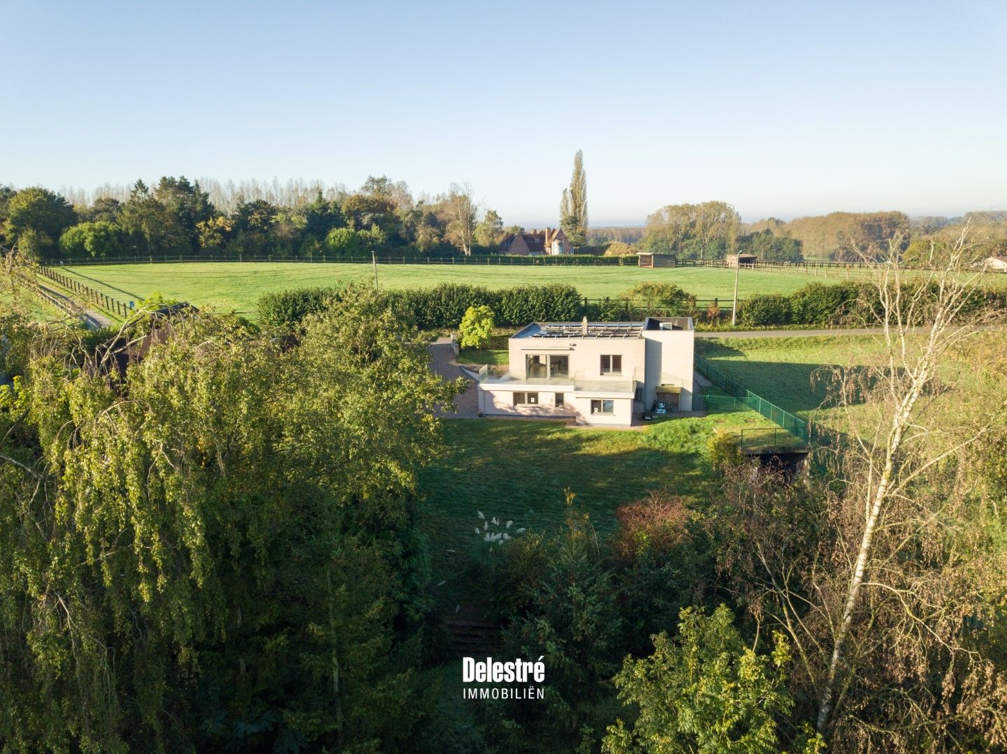 GERENOVEERDE VILLA OMGEVEN DOOR GROEN GEGEERDE ASBEEK foto {{pictureIndex}}