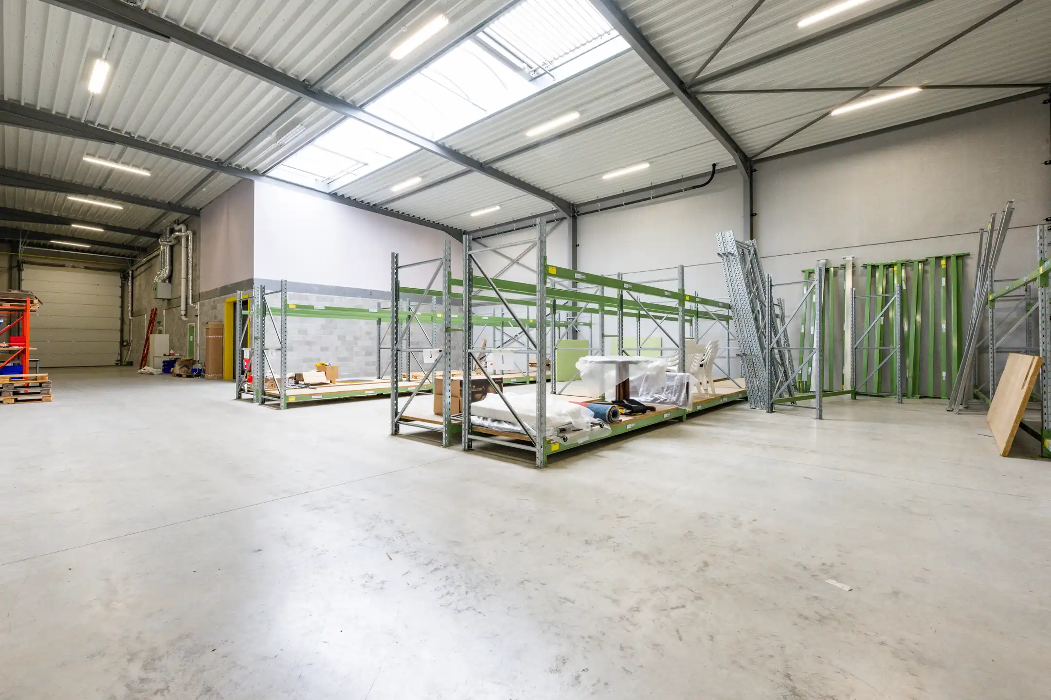 TE HUUR Magazijn + kantoor foto 18