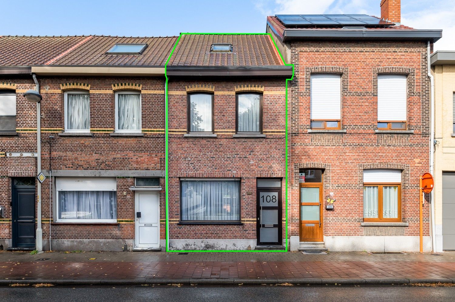 Huis met 3 slaapkamers en tuin te koop in Wijnegem! foto {{pictureIndex}}