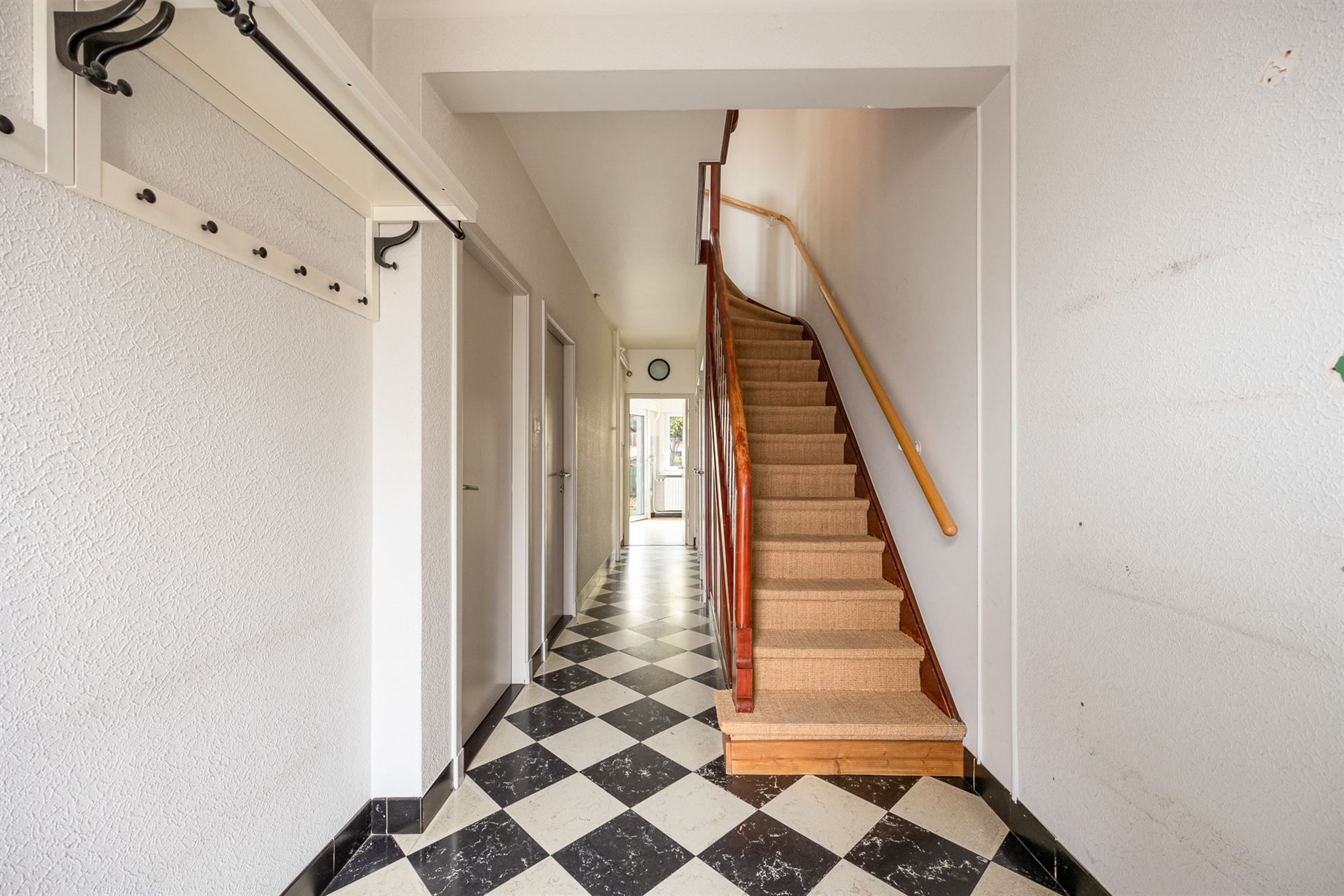 Op te frissen woning met 4-6 slpkmrs en Z-tuin foto 9