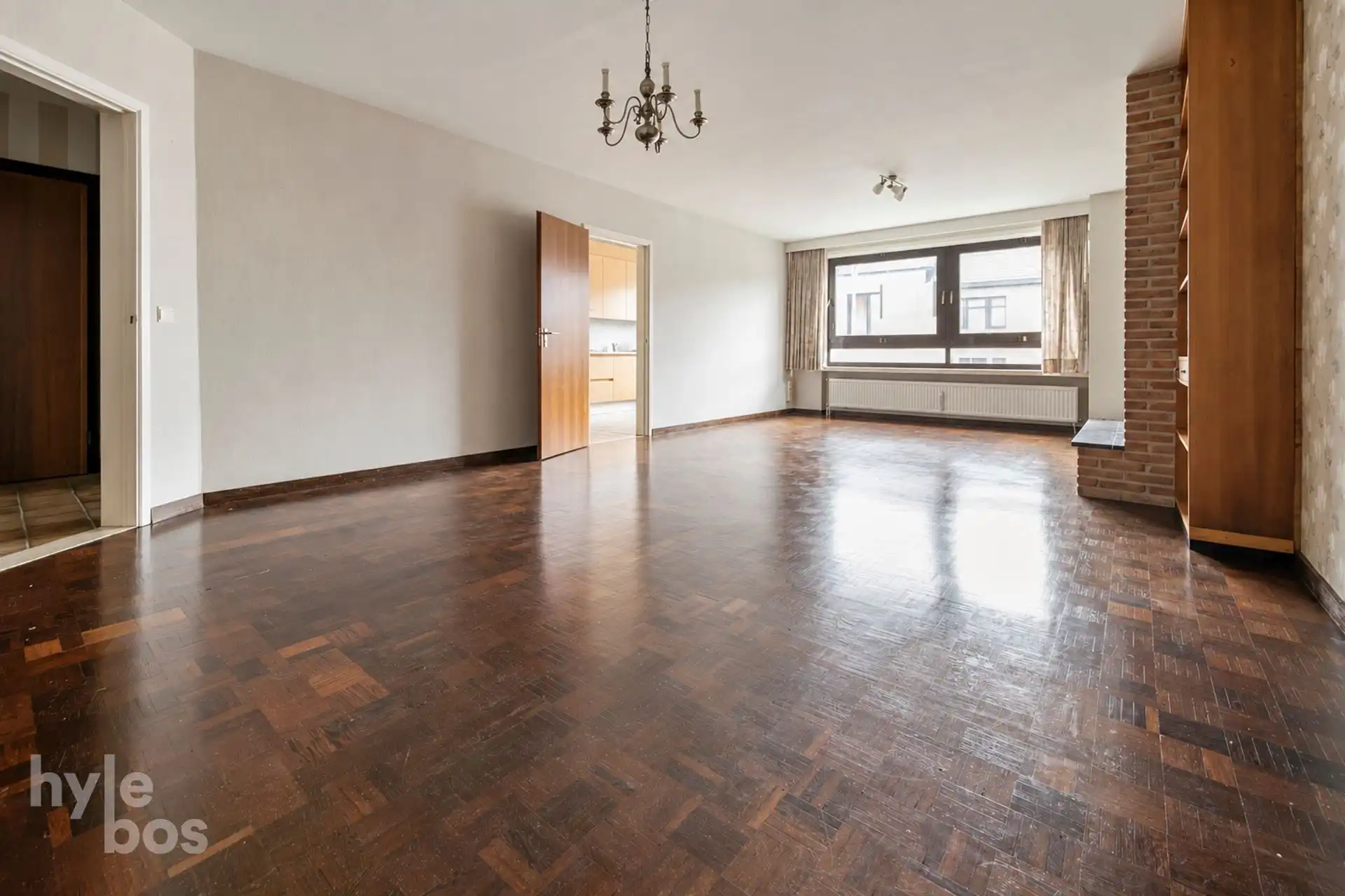 Centraal gelegen 2 slaapkamer appartement met garage foto 3