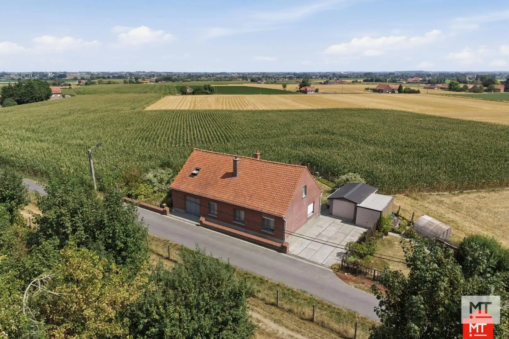 Te renoveren alleenstaande woning op een landelijke locatie in Wijtschate foto 2
