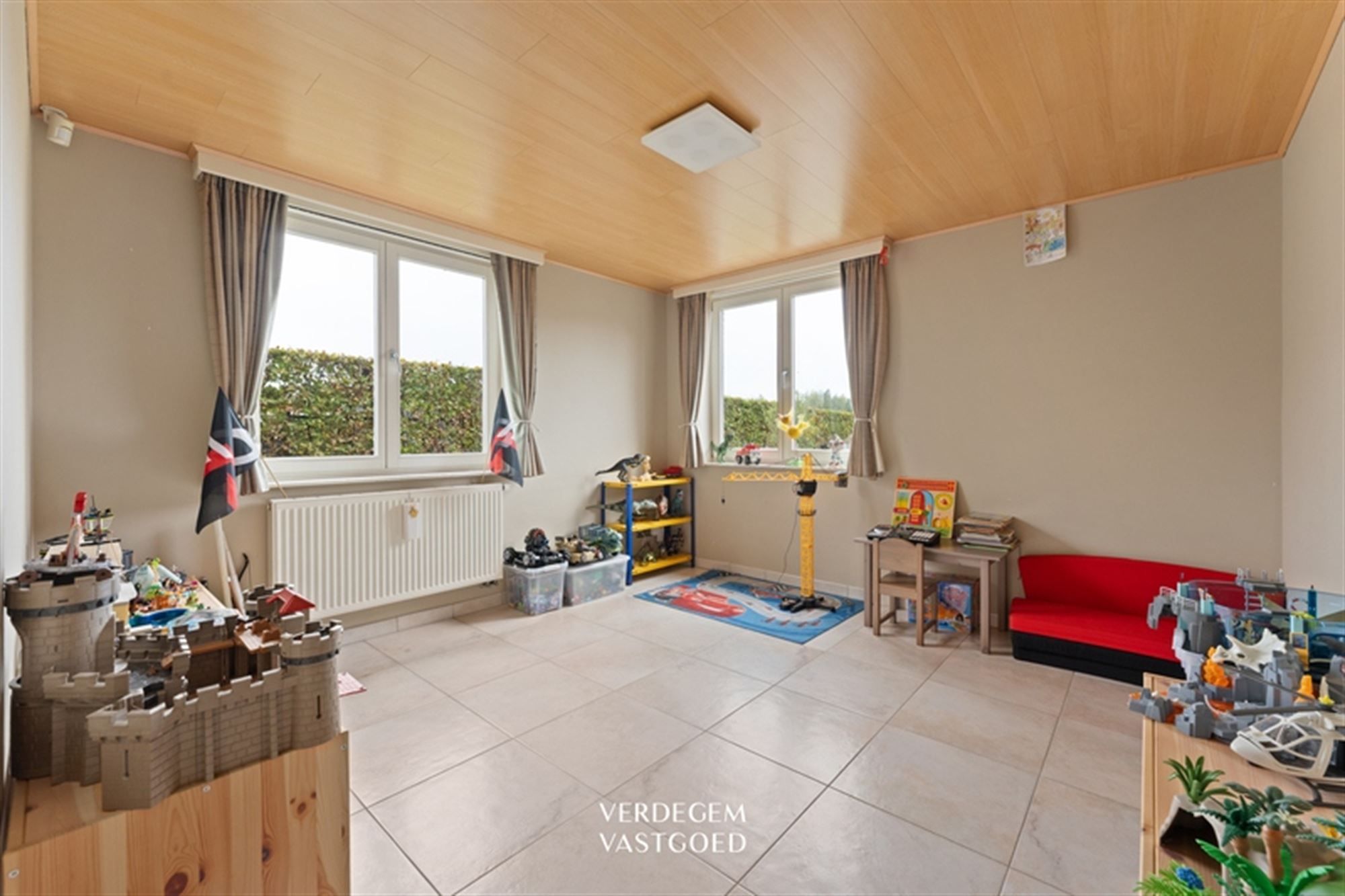 Woning op toplocatie in landelijke stijl met 5 slaapkamers en zonnige tuin foto 14