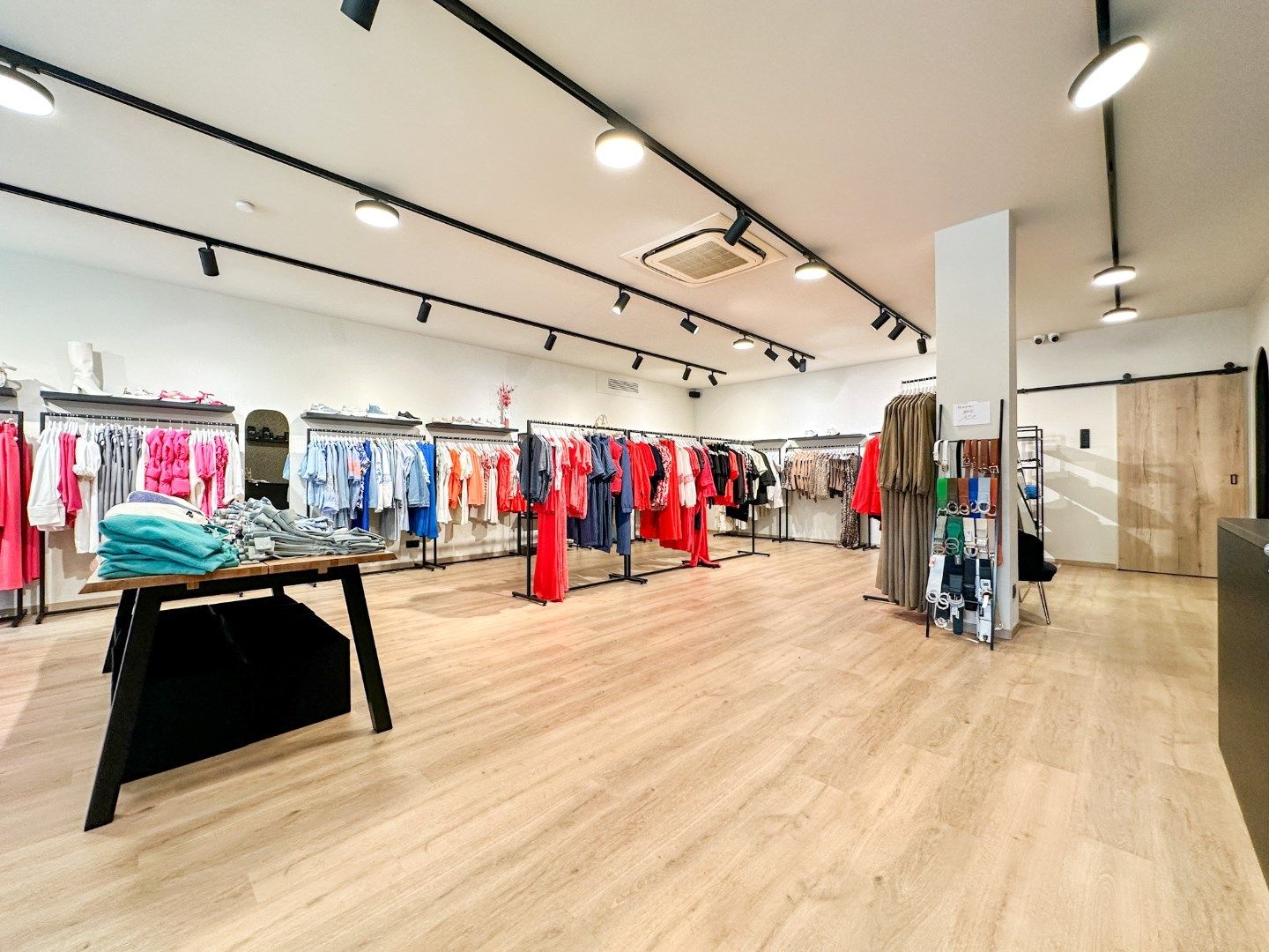 Instapklaar handelspand, te huur als pop-up voor uw commerciële droom, Veldegem. foto 3