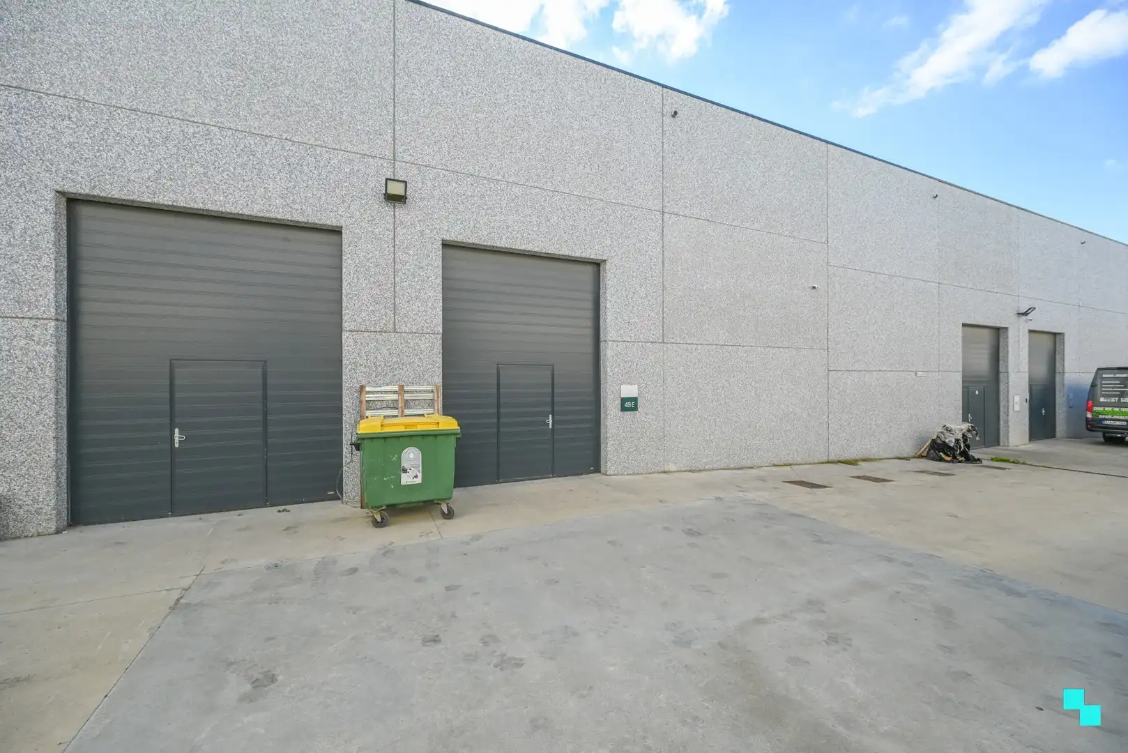 Magazijn met automatische sectionaalpoort in Waregem foto {{pictureIndex}}