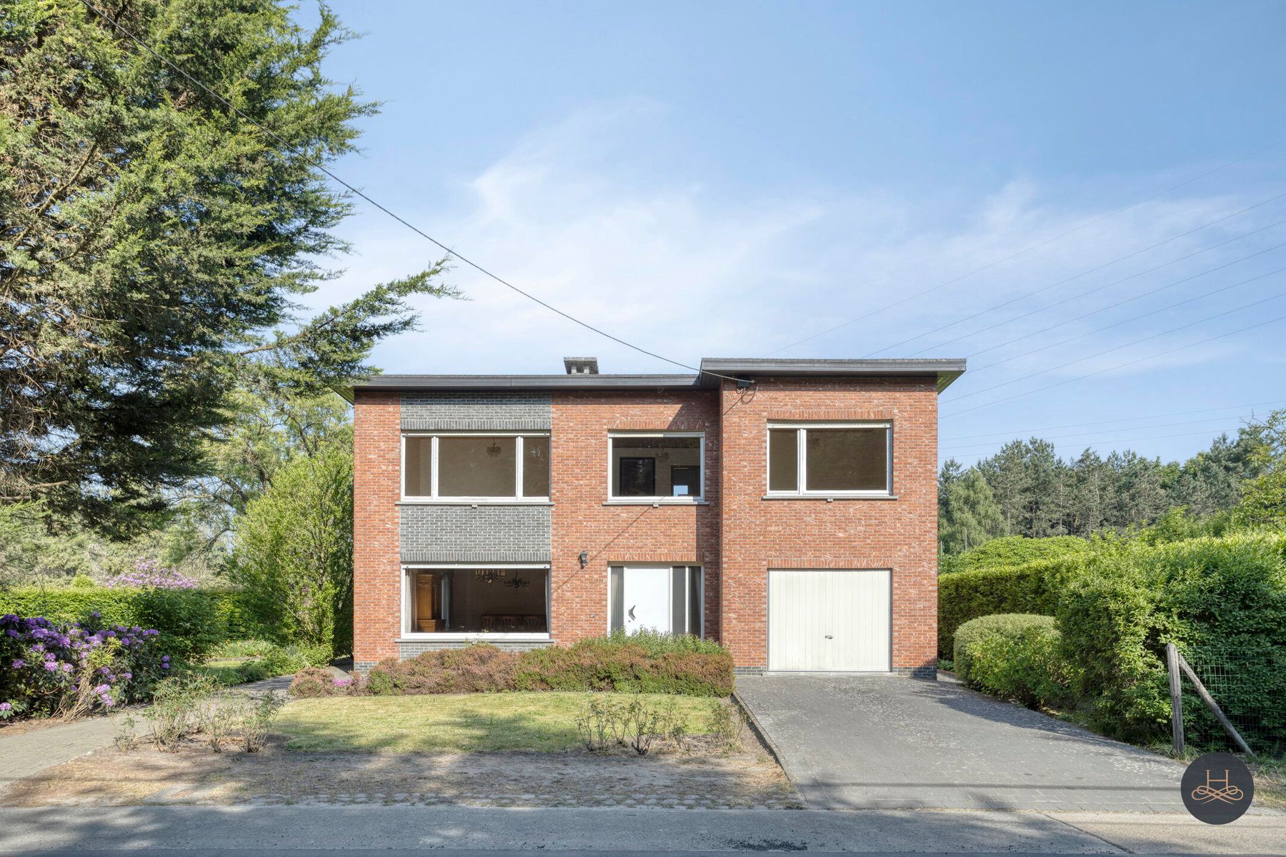 Hoofdfoto van de publicatie: Charmant ruime renovatiewoning gelegen op een enorm perceel