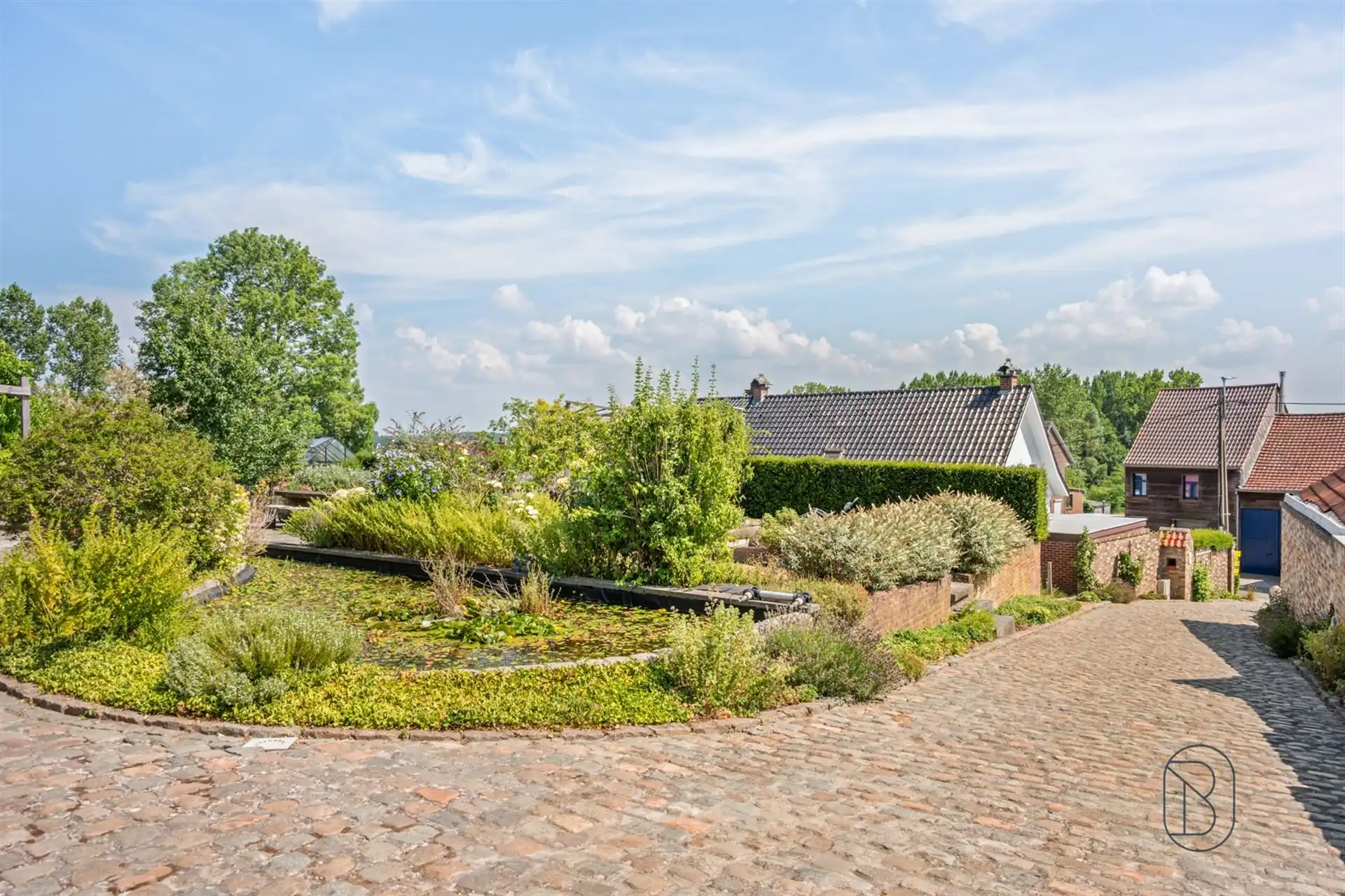 Ruime karakterwoning met 4 slk, grote tuin en charme. foto 7