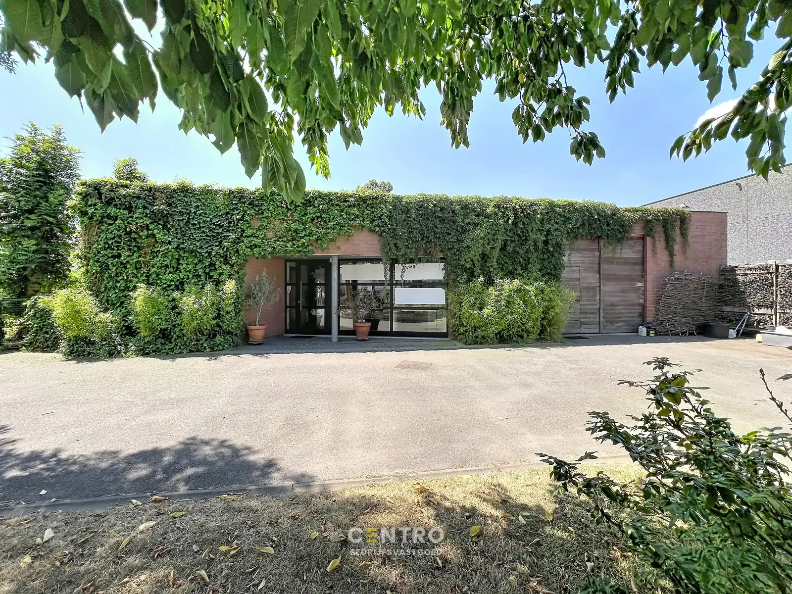 Kantoor met magazijn:  perfecte combinatie van ruimte en functionaliteit met een weelderige tuin (Oostnieuwkerke-Staden)! foto 2