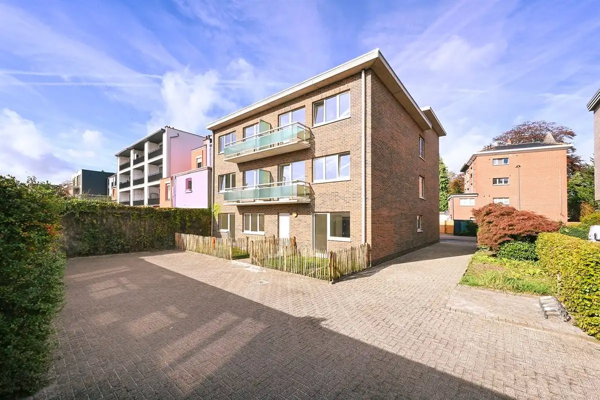 Gerenoveerd apartement met veel lichtinval foto 10