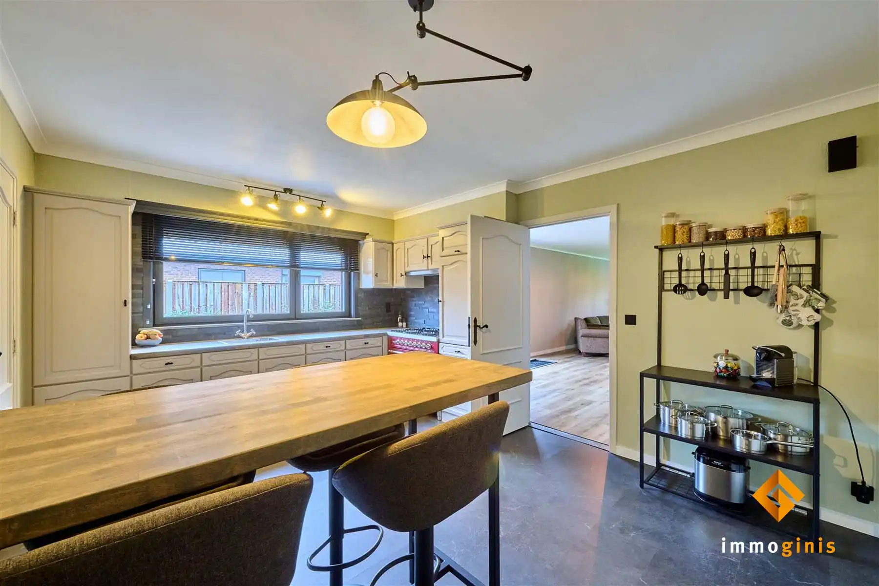 Verrassend ruime, gelijkvloerse woning met 3 slaapkamers en inpandige garage op een mooi perceel van 12a55ca!  foto 10