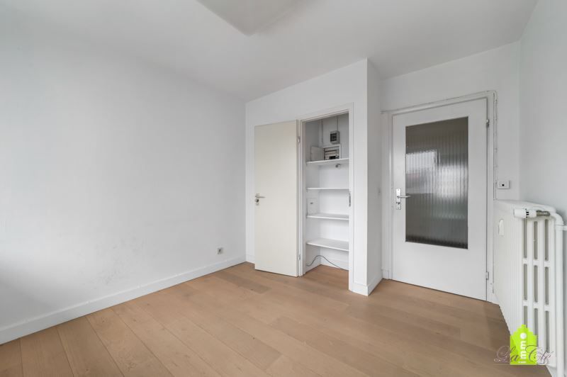 Vooraan Sint-Andries,LICHTRIJK te moderniseren HOEKAPPARTEMENT , 3 slpks + 3 zonnebalkons foto 6