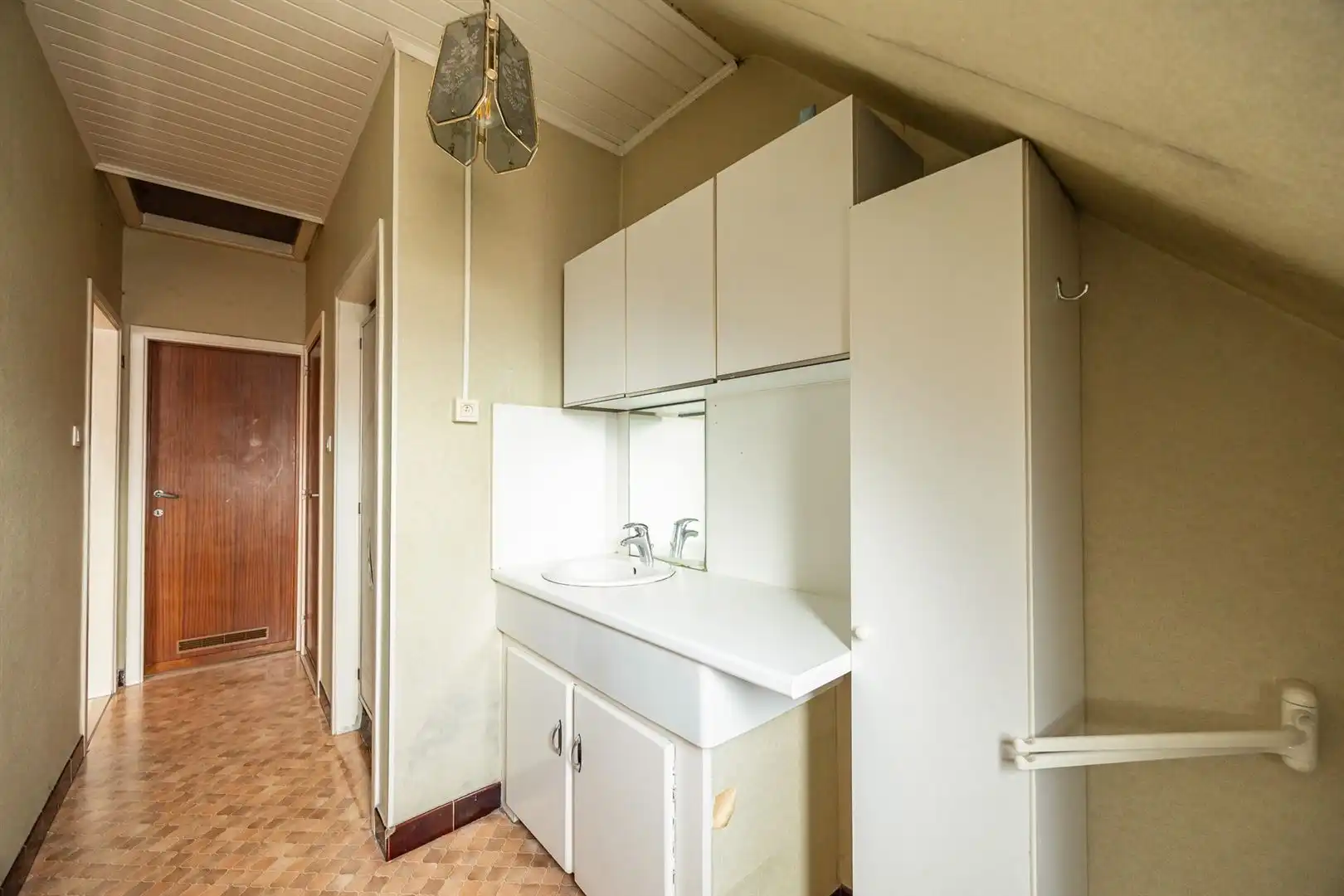 Ruime gezinswoning met zonnige tuin en renovatiepotentieel foto 24
