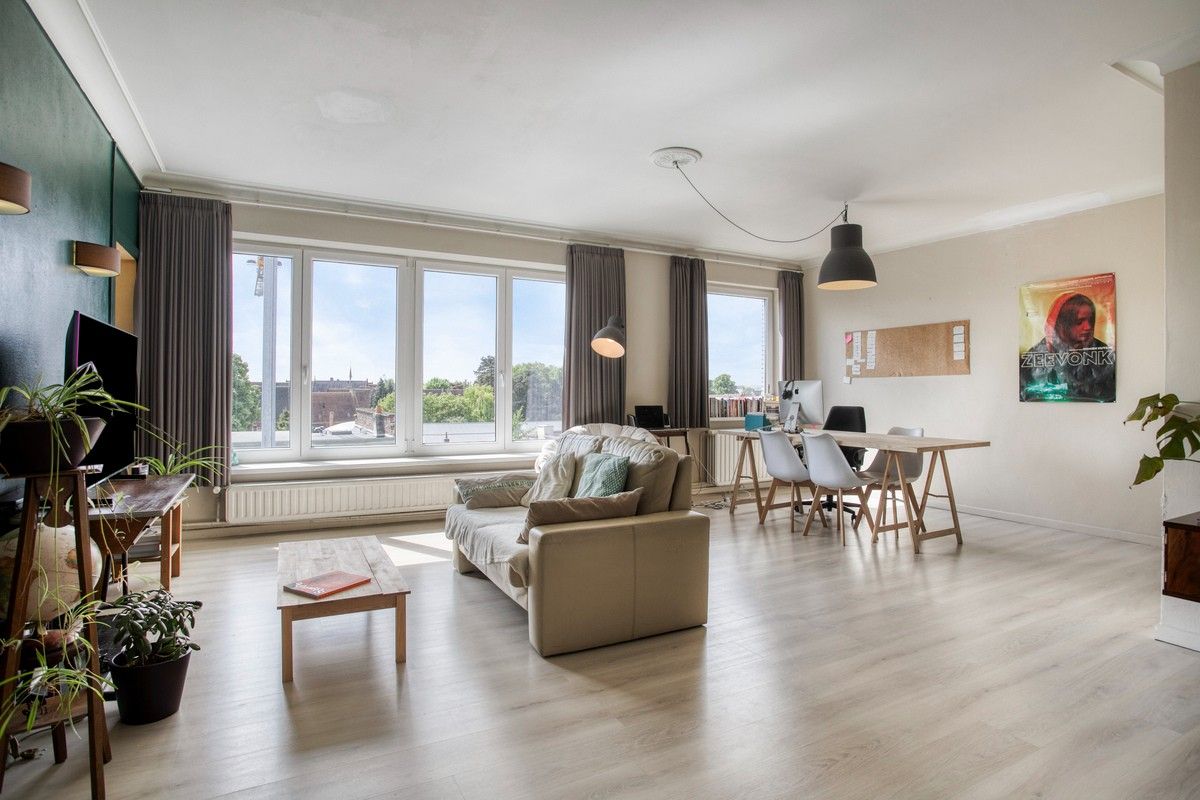 Zeer ruim appartement op wandelafstand van het centrum en station Gent-Dampoort foto {{pictureIndex}}