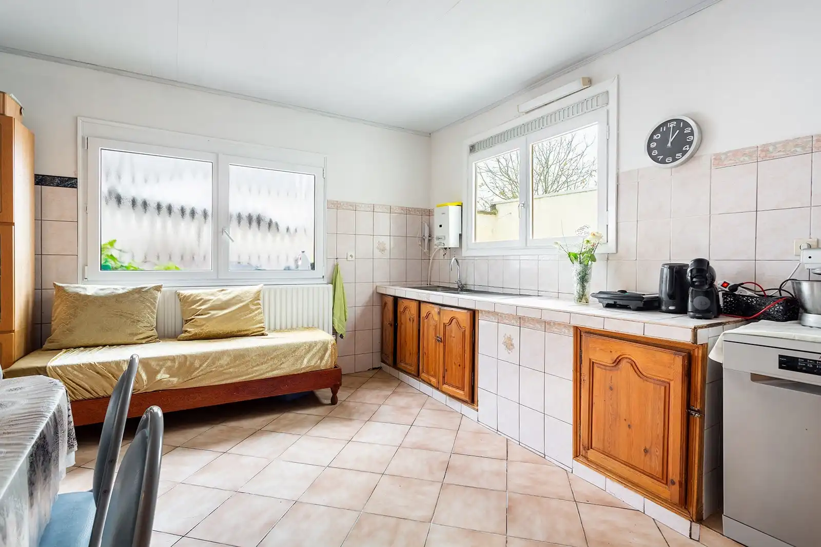 Op te frissen ruime woning met 7 slpk,3 badkamers,terras en garage foto 9