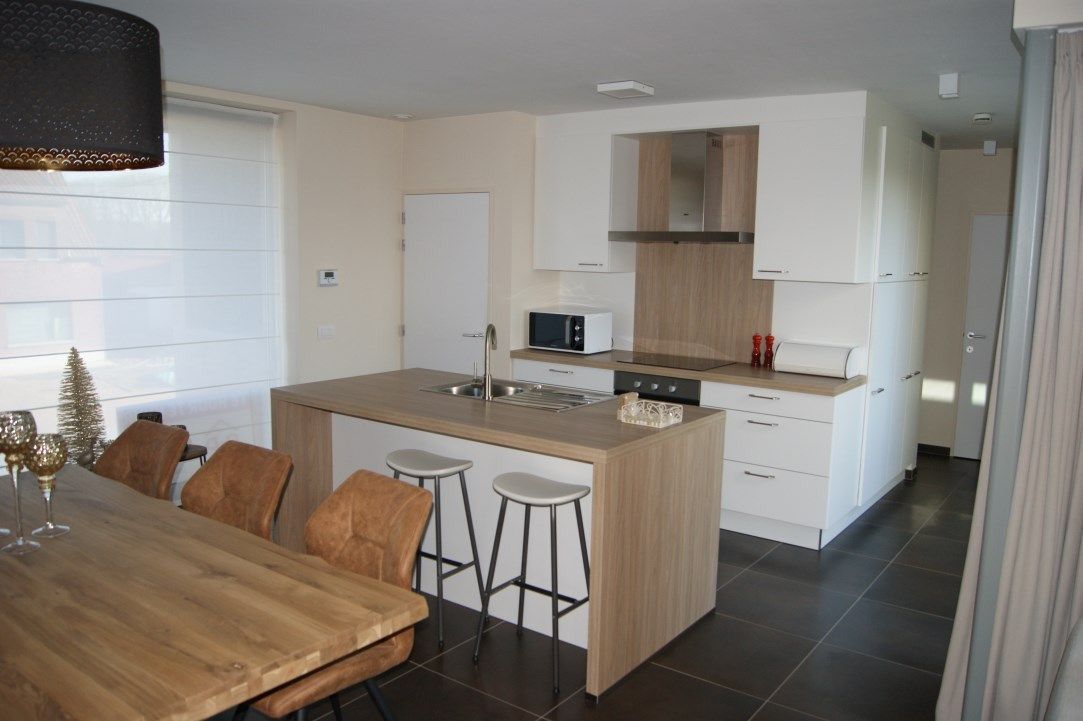 Lichtrijk 2-slp appartement (90 m²) met ruim zonneterras en autostaanplaats. foto 3