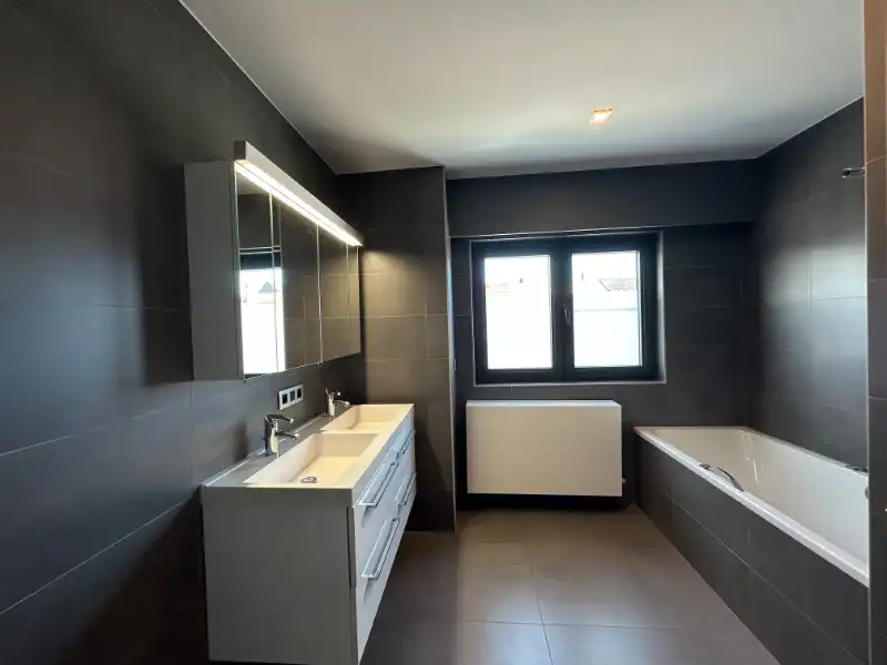 Woning met garage, fietsenberging en ruim terras foto 17